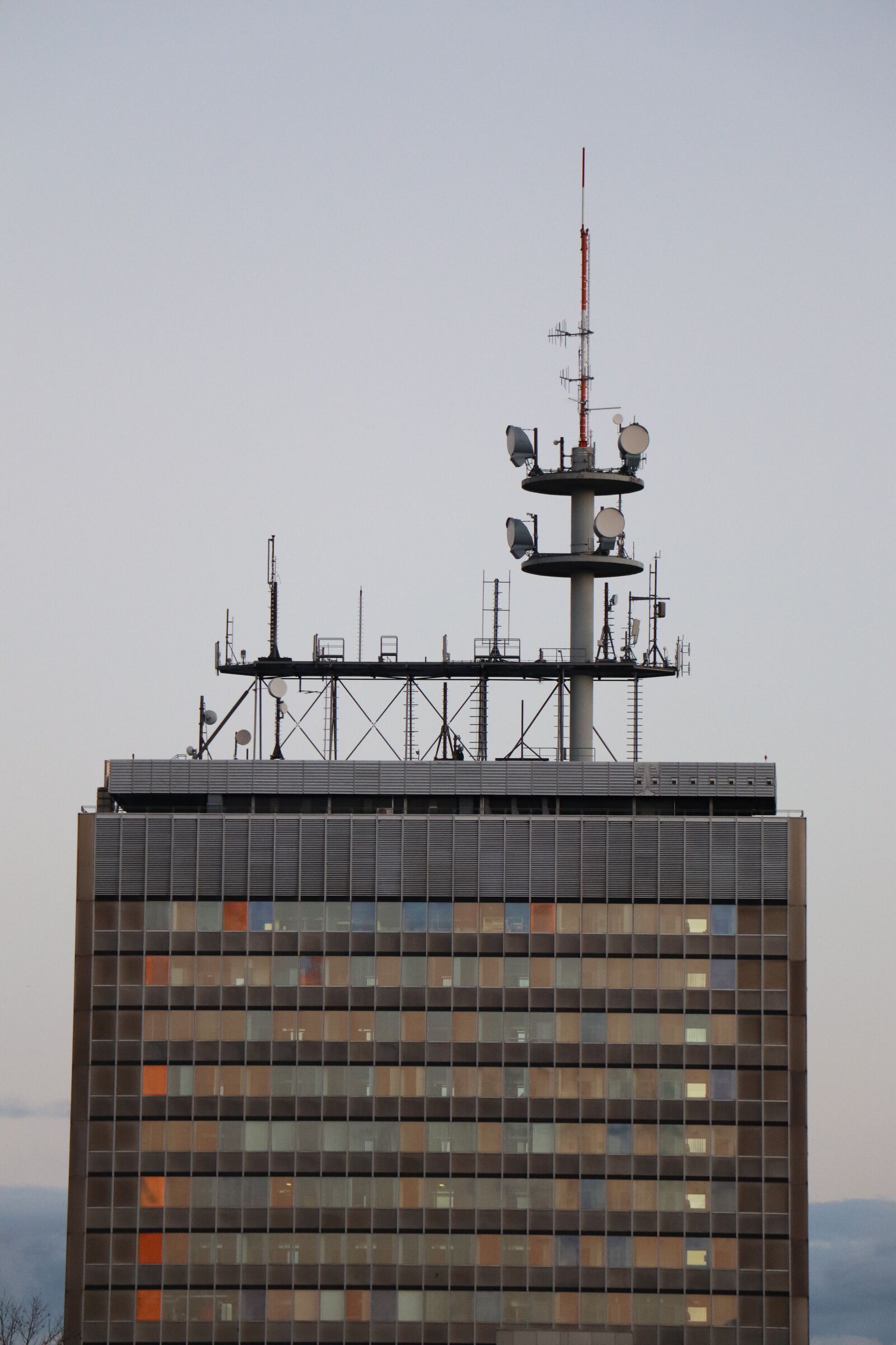 Canon EOS 800D (EOS Rebel T7i / EOS Kiss X9i) sample photo. Building, buildings, radio photography