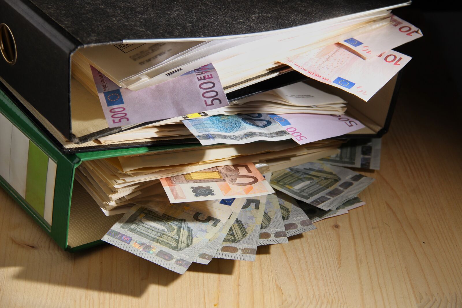 Canon EOS 600D (Rebel EOS T3i / EOS Kiss X5) sample photo. Money, bank note, files photography