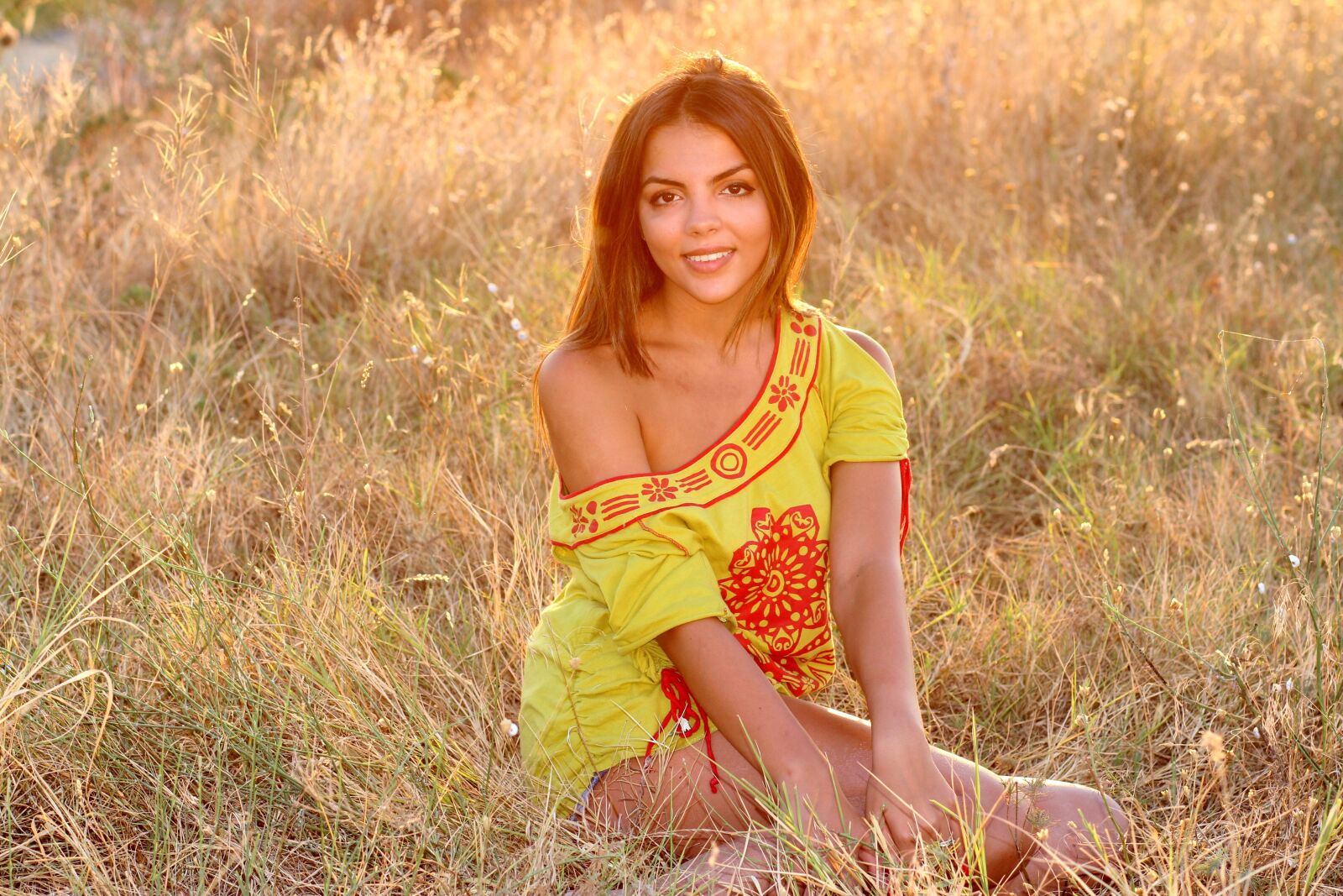 Canon EOS 700D (EOS Rebel T5i / EOS Kiss X7i) + Canon EF 85mm F1.8 USM sample photo. Girl, grass, sunset photography