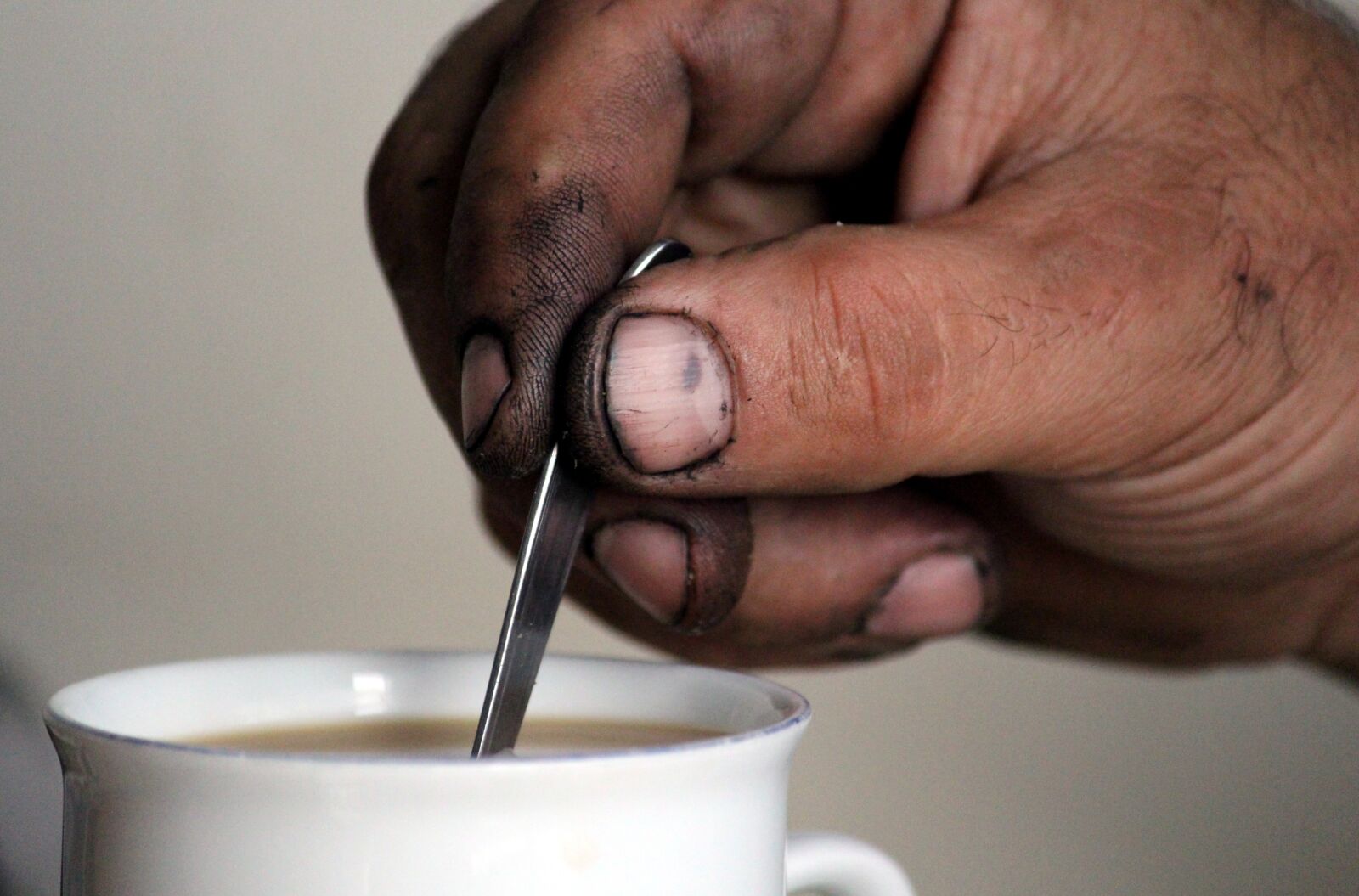 Canon EOS 650D (EOS Rebel T4i / EOS Kiss X6i) sample photo. Hand, mechanic, coffee break photography
