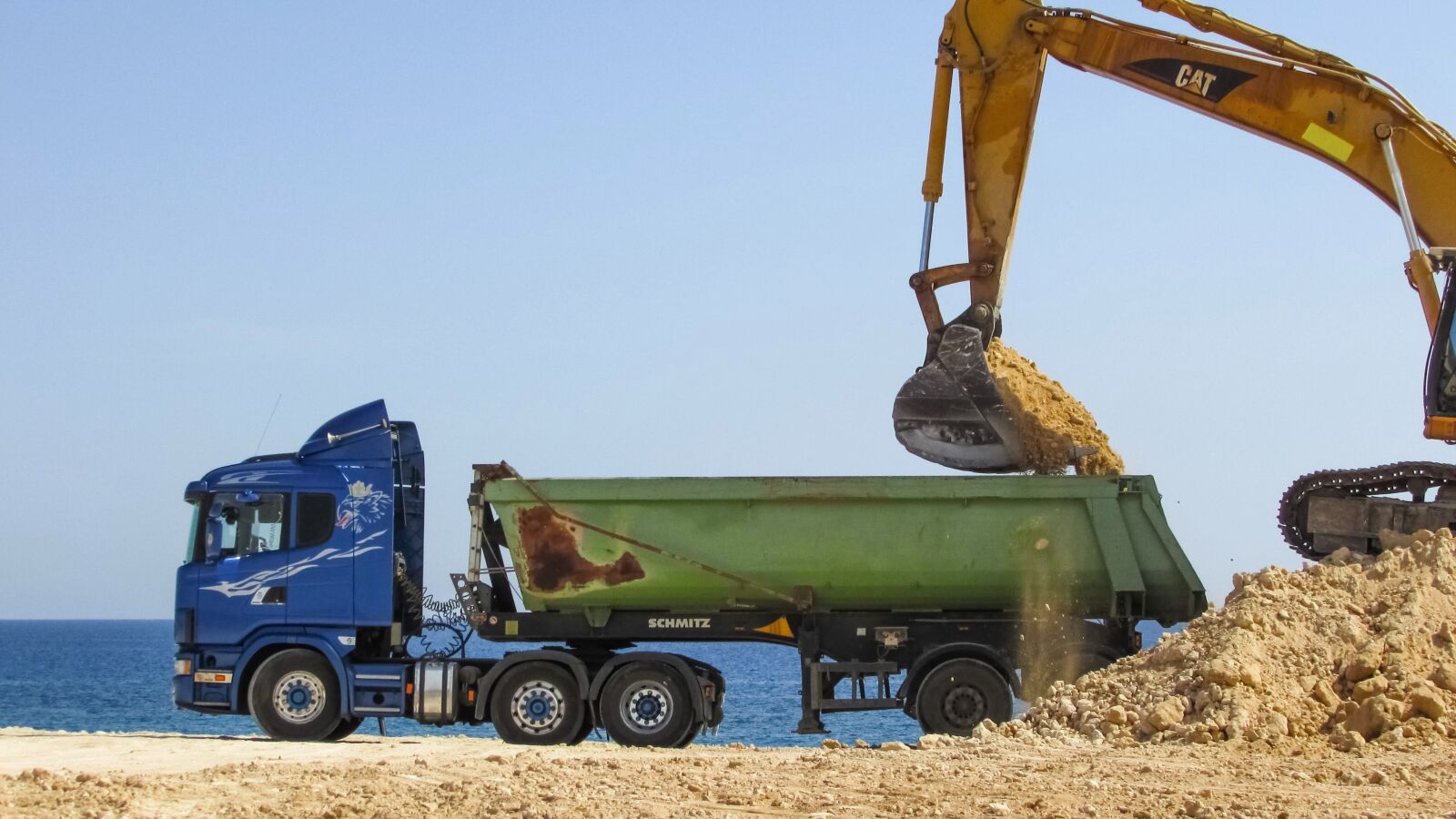 Canon PowerShot SX400 IS sample photo. Excavator, truck, heavy machine photography
