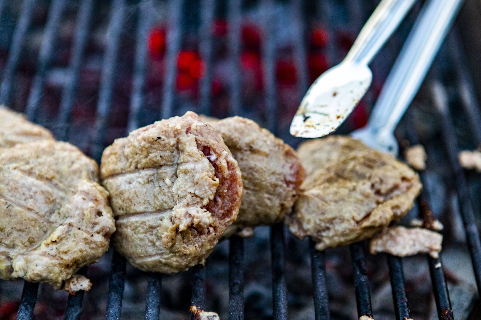 Canon EOS 5D Mark IV + Canon EF 24-70mm F2.8L USM sample photo. Meat, meatballs, grill photography
