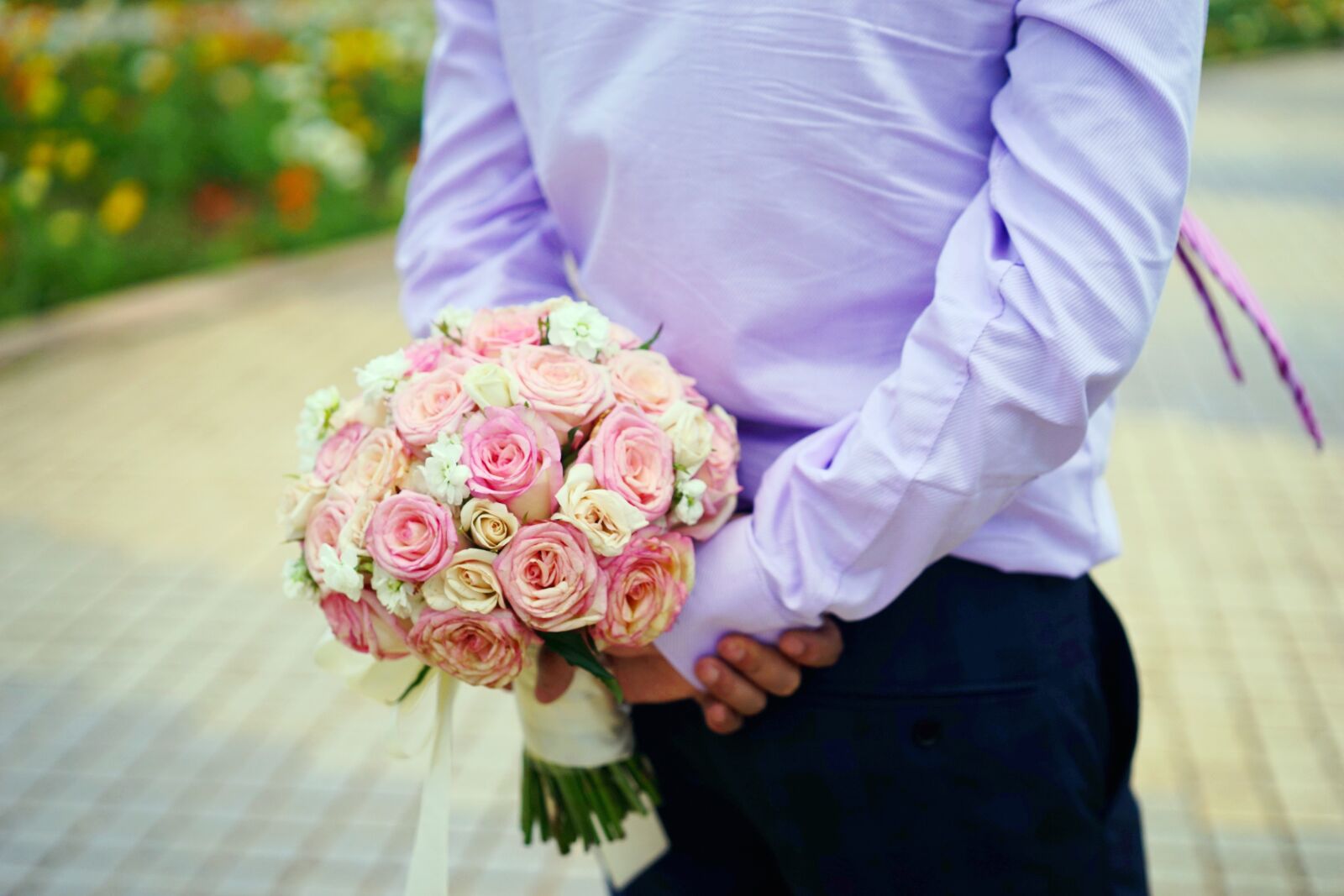 Sony a7 + Sony Sonnar T* FE 55mm F1.8 ZA sample photo. Holding flowers, the groom photography