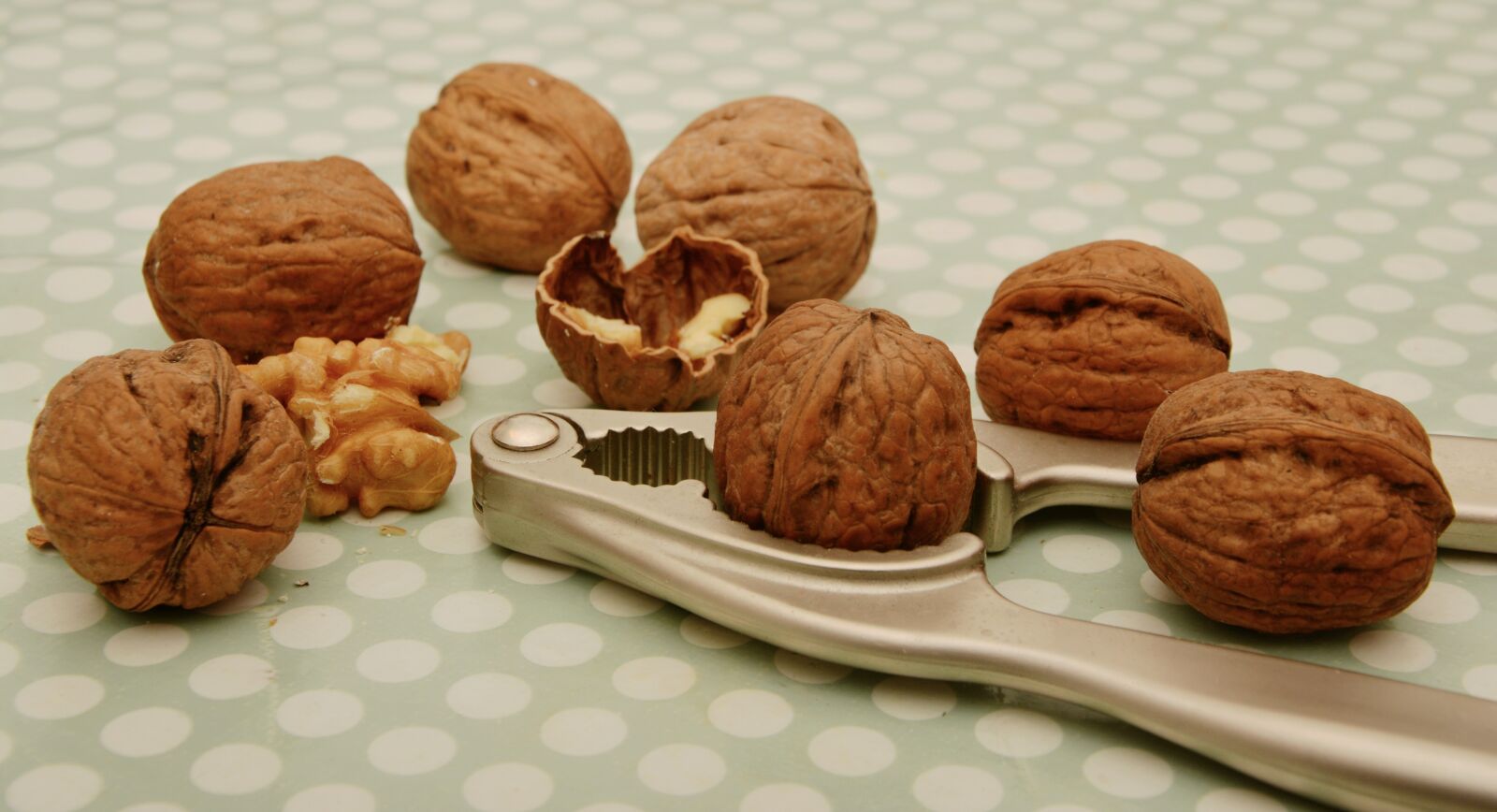 Nikon D5200 sample photo. Walnuts, nutcracker, fruit bowl photography