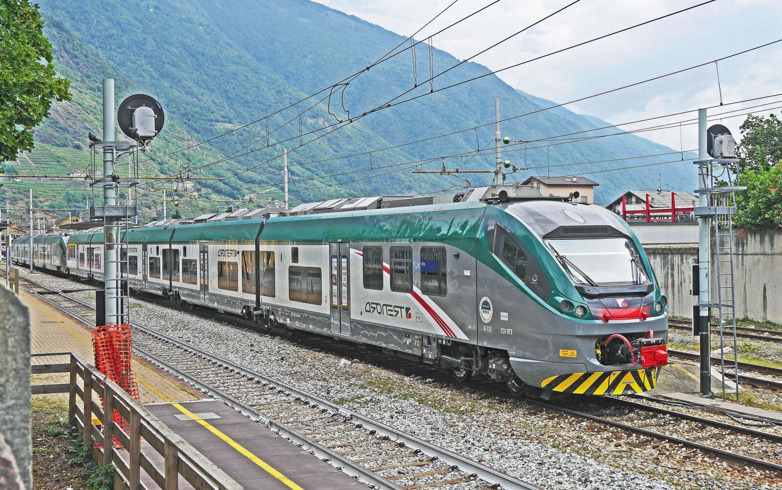 Panasonic Lumix DMC-GH3 sample photo. Train, vehicle, locomotive, transportation photography
