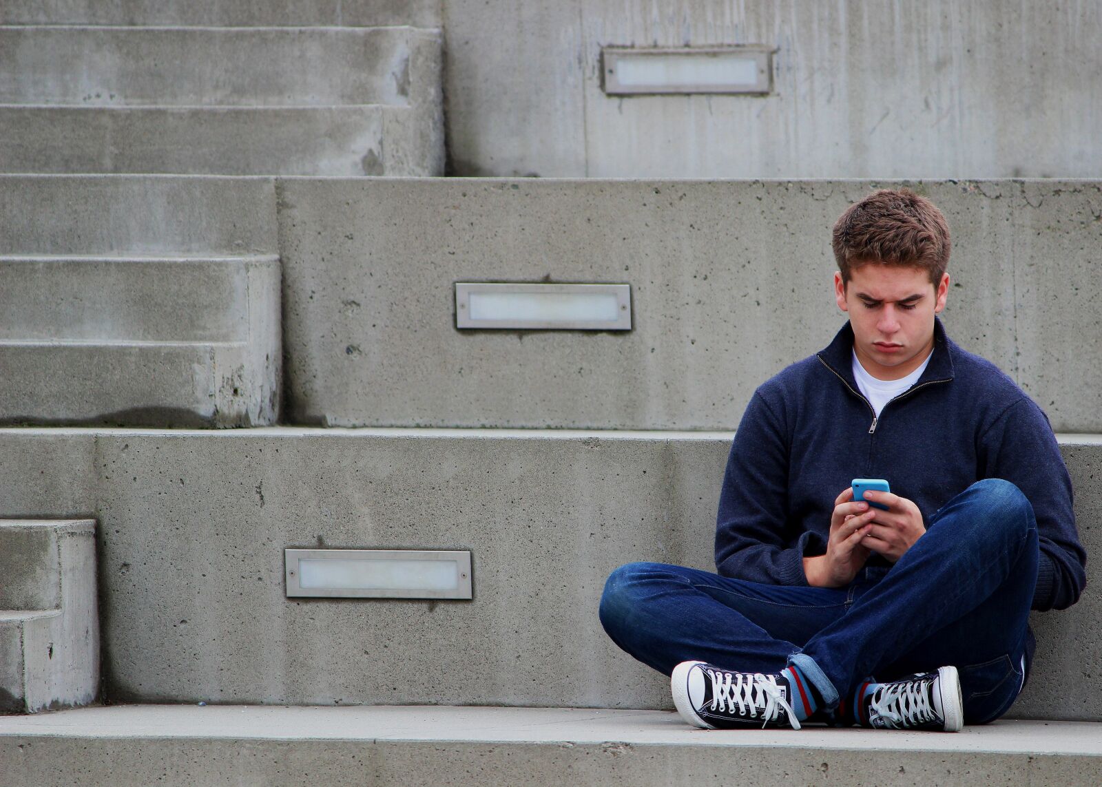 Canon EOS 600D (Rebel EOS T3i / EOS Kiss X5) sample photo. Texting, boy, teenager photography