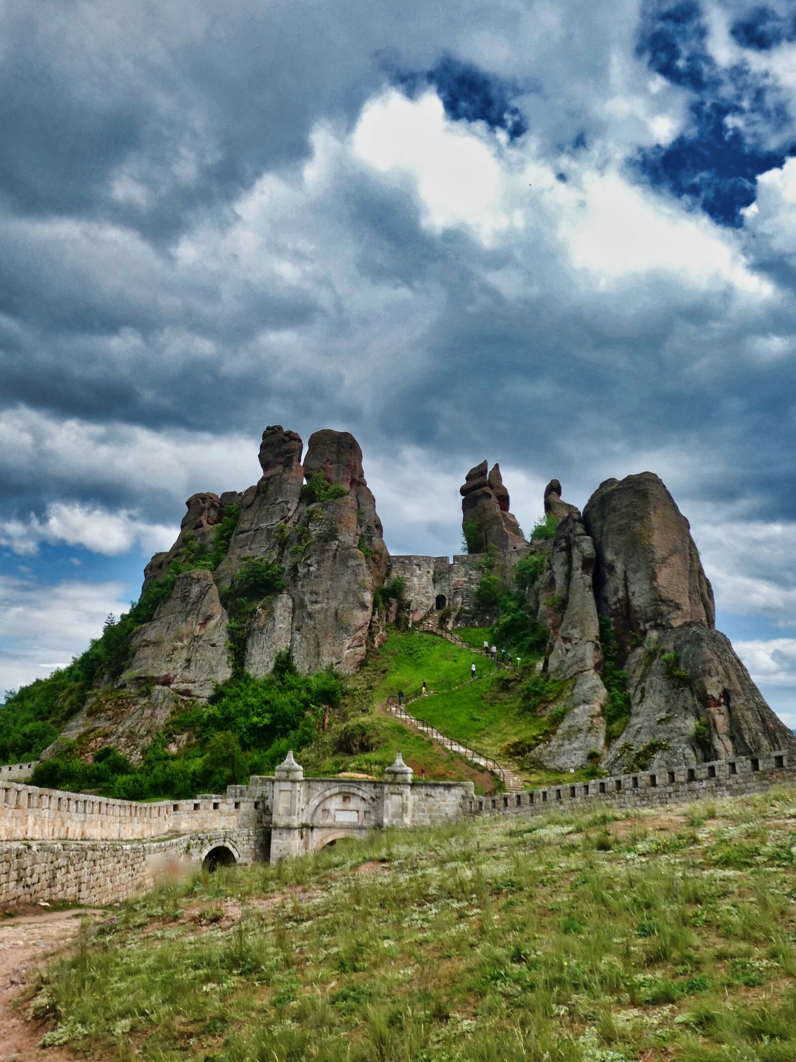 Panasonic Lumix DC-ZS70 (Lumix DC-TZ90) sample photo. Crags, mountain, citadel photography