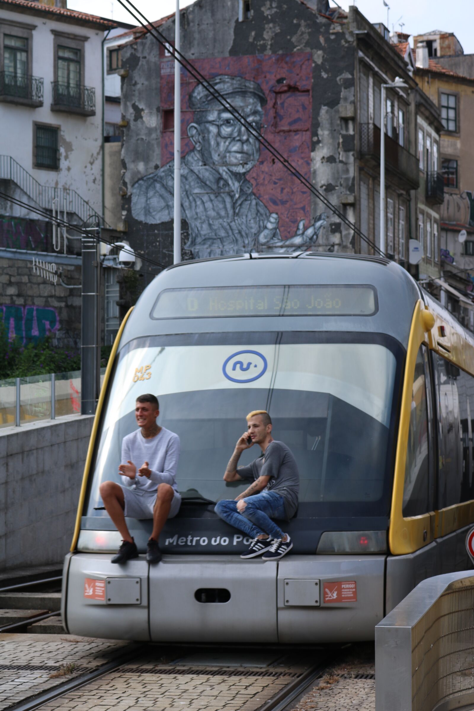 Canon EOS 750D (EOS Rebel T6i / EOS Kiss X8i) sample photo. Porto, tram, metro photography