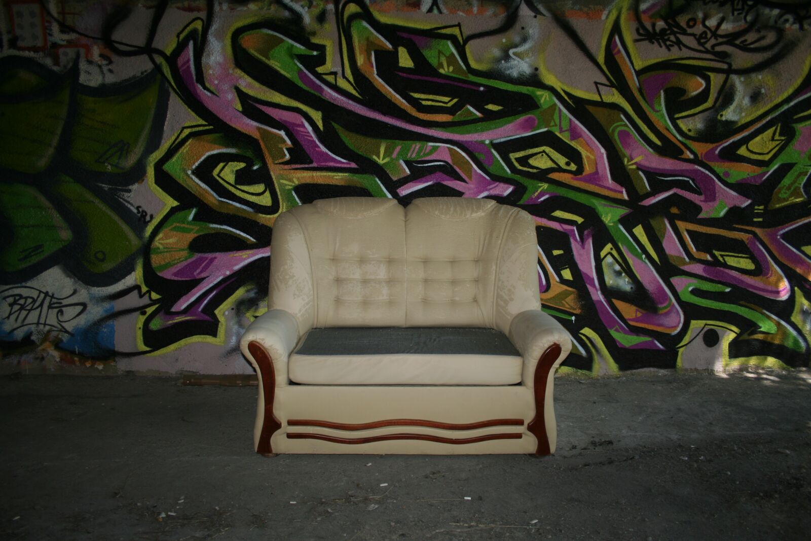 Canon EOS 350D (EOS Digital Rebel XT / EOS Kiss Digital N) sample photo. Armchair, couch, furniture photography