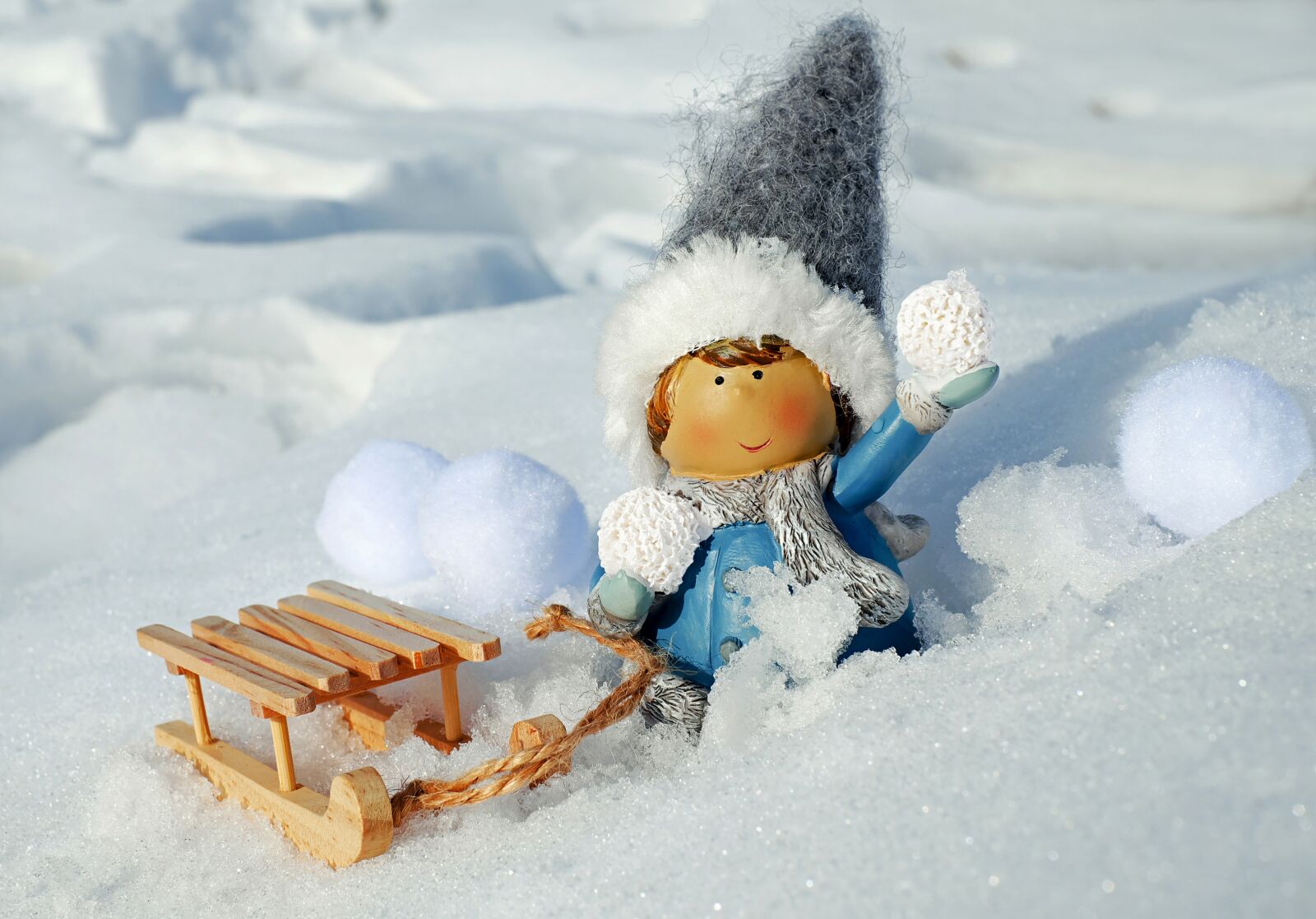 Fujifilm X-T10 + Fujifilm XF 35mm F1.4 R sample photo. Girl, figure, snow ball photography