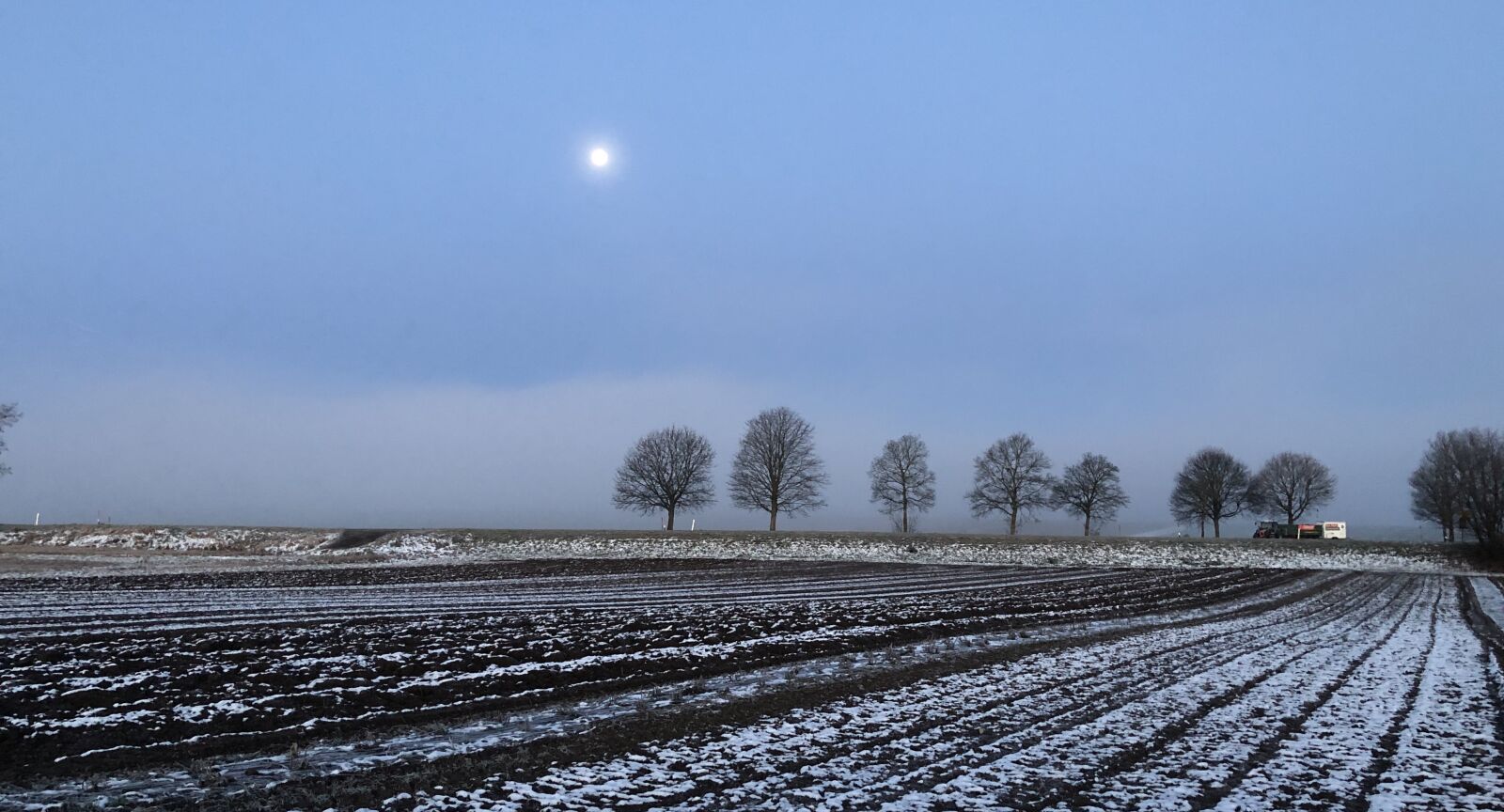 iPhone X back dual camera 4mm f/1.8 sample photo. Morning, fog, landscape photography
