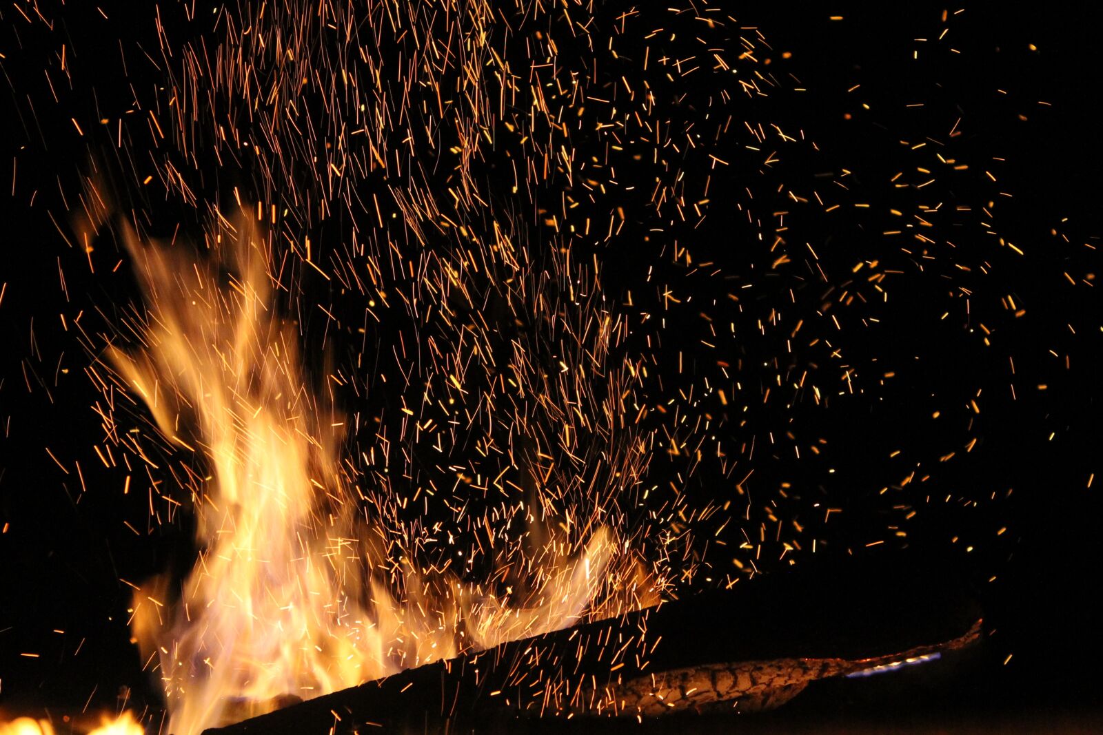 Canon EOS 1100D (EOS Rebel T3 / EOS Kiss X50) sample photo. Fire, campfire, flames photography