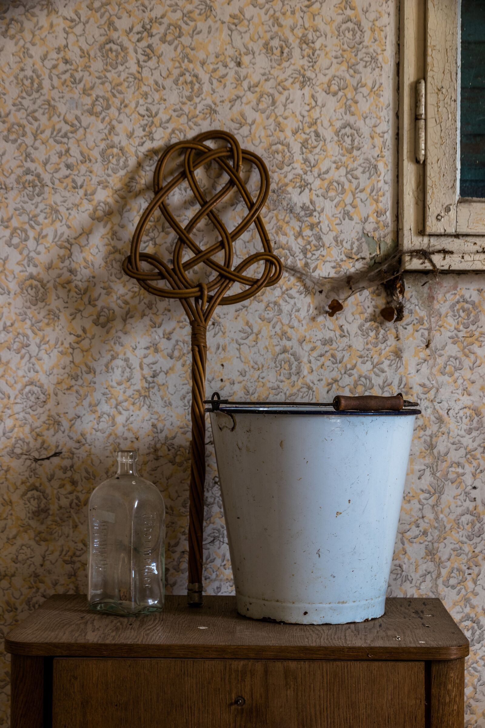 Canon EOS 80D sample photo. Bucket, old, old bucket photography