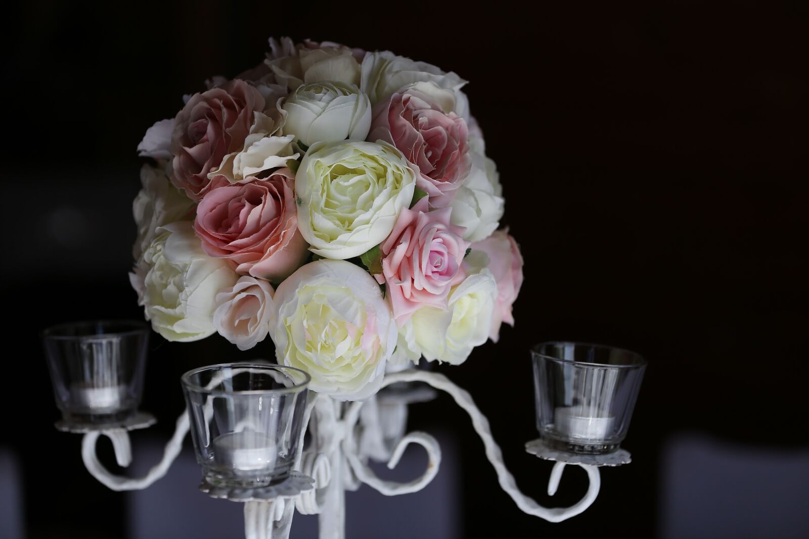 Canon EOS 6D + Canon EF 70-200mm F2.8L IS II USM sample photo. Roses, rose, decoration, arrangement photography