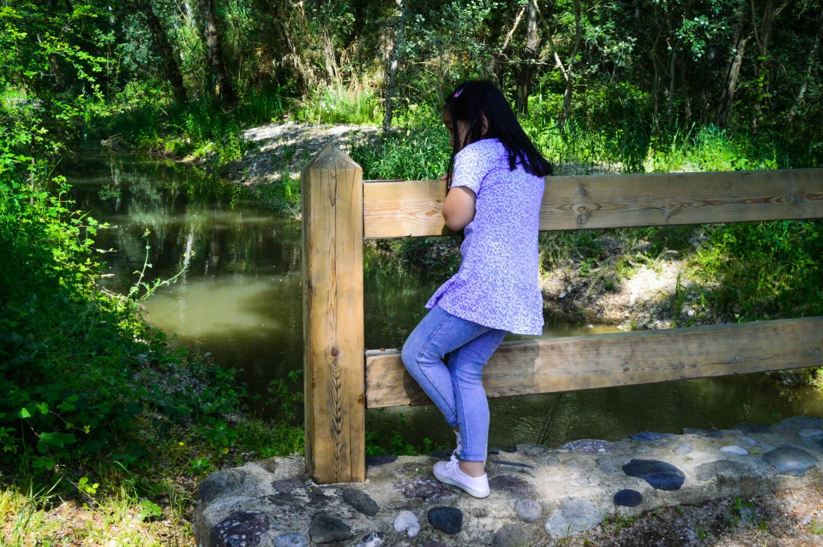 Nikon D3200 sample photo. Girl, walking, looking at photography