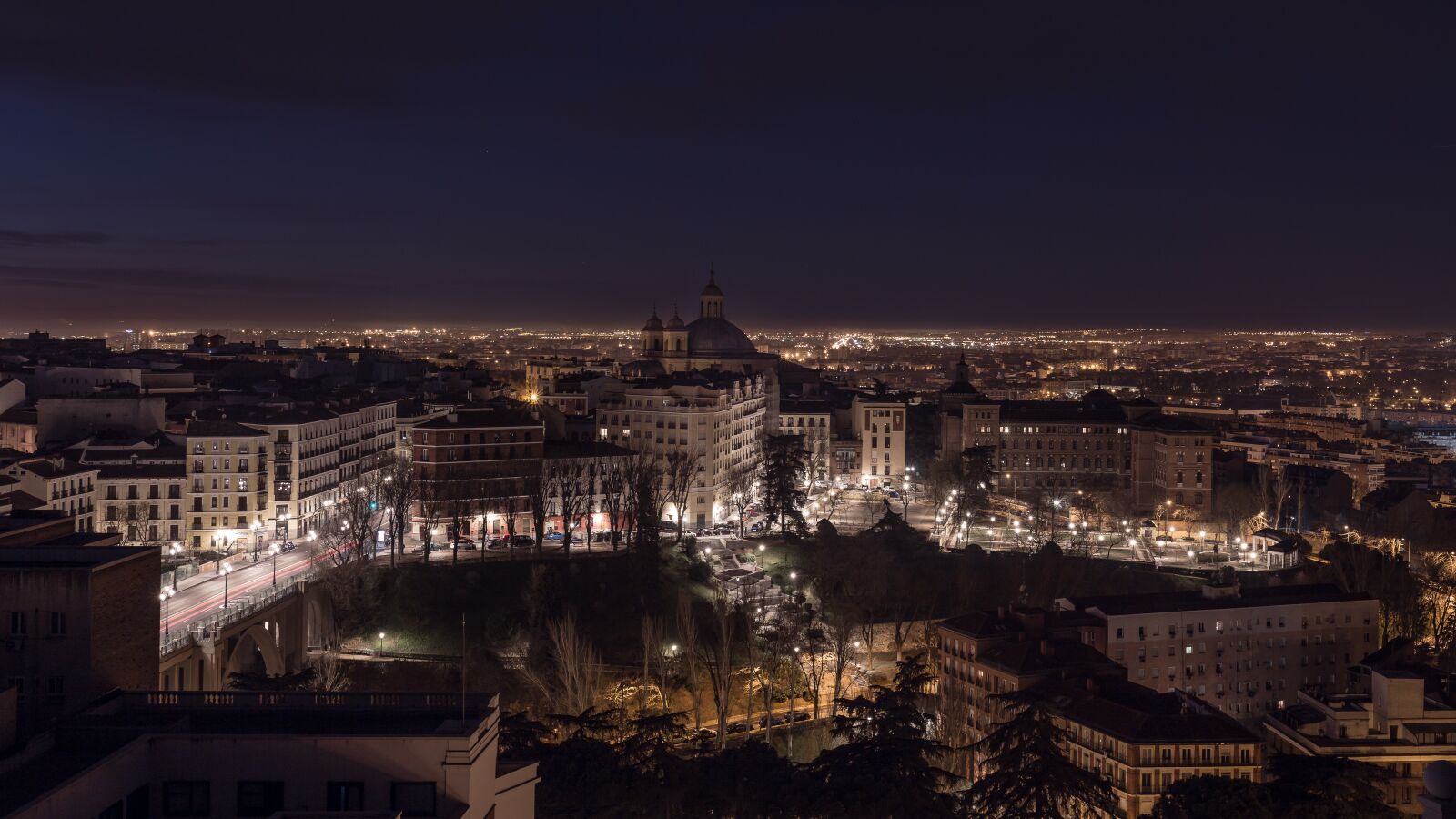 Canon EOS 600D (Rebel EOS T3i / EOS Kiss X5) sample photo. Night, madrid, city photography