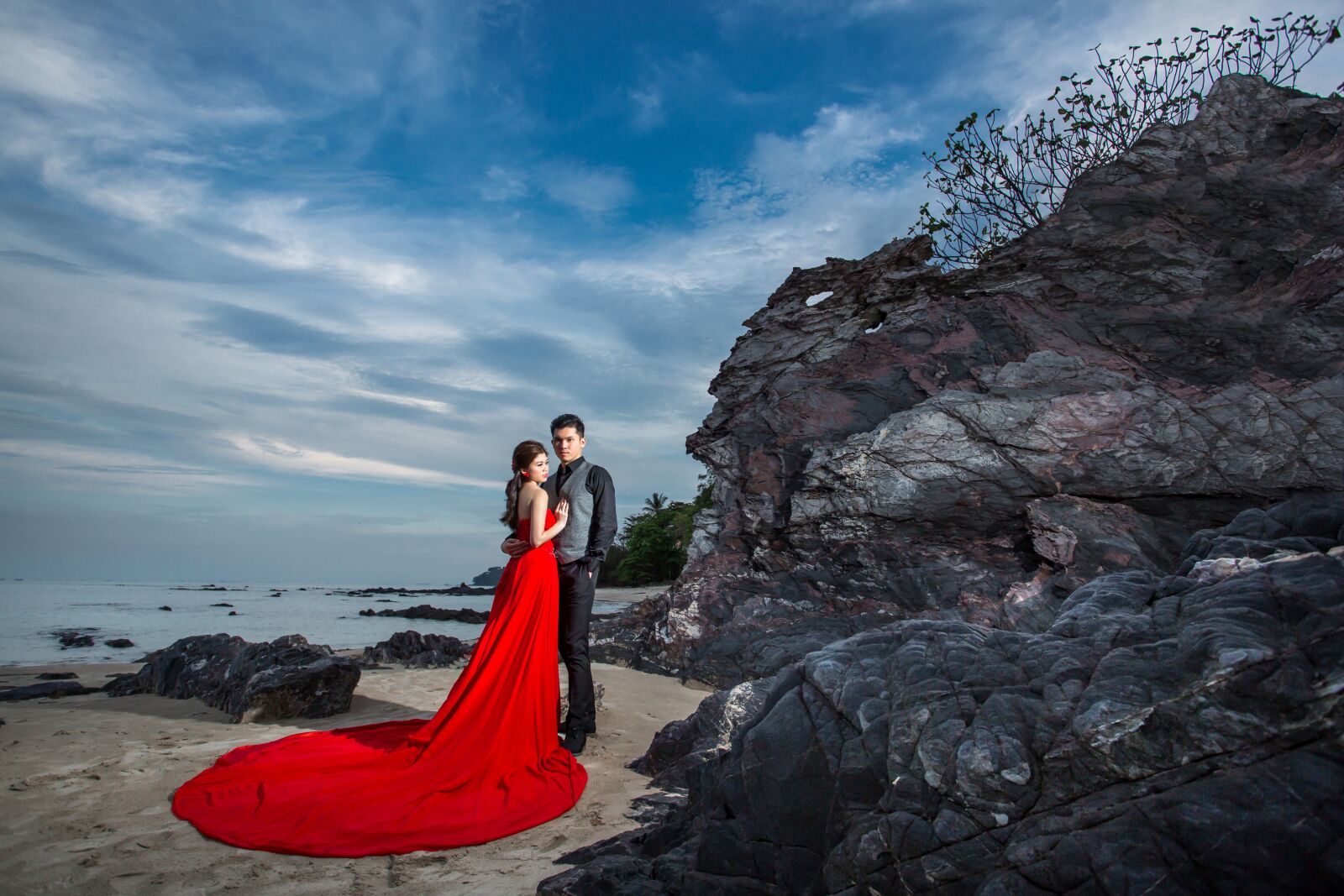 Canon EOS 5D Mark III + Canon EF 17-40mm F4L USM sample photo. Couple, groom, bride photography