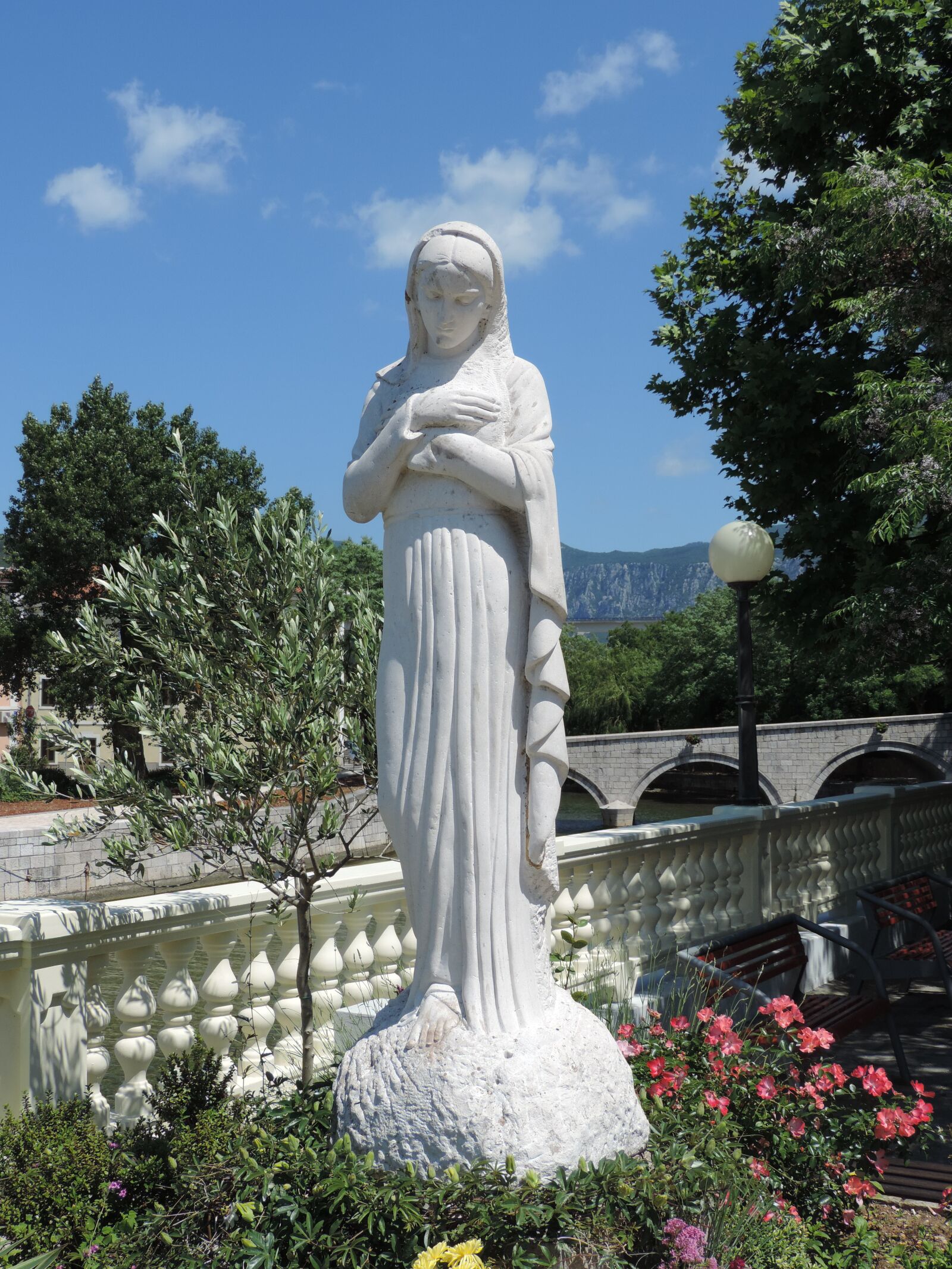Nikon Coolpix P520 sample photo. Statue of mary, croatia photography