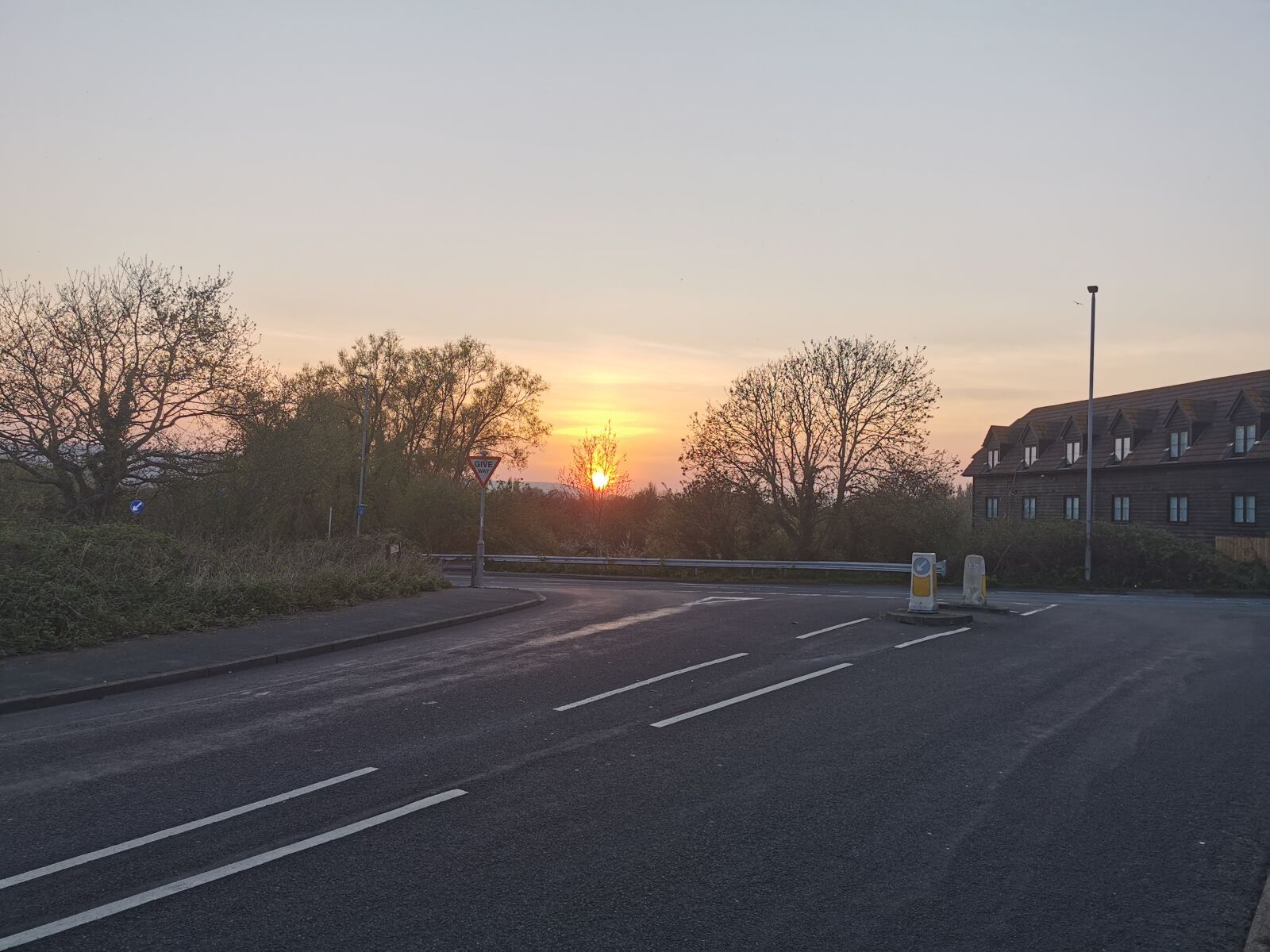 HUAWEI P30 Pro sample photo. English, road, backdrop photography