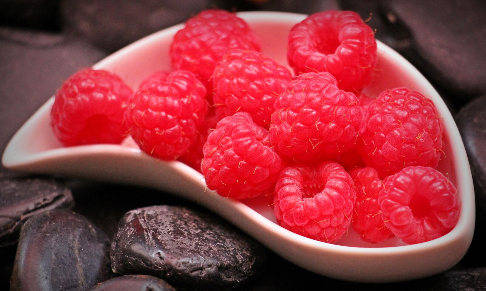 Canon EOS 550D (EOS Rebel T2i / EOS Kiss X4) sample photo. Raspberries, fruits, fruit photography