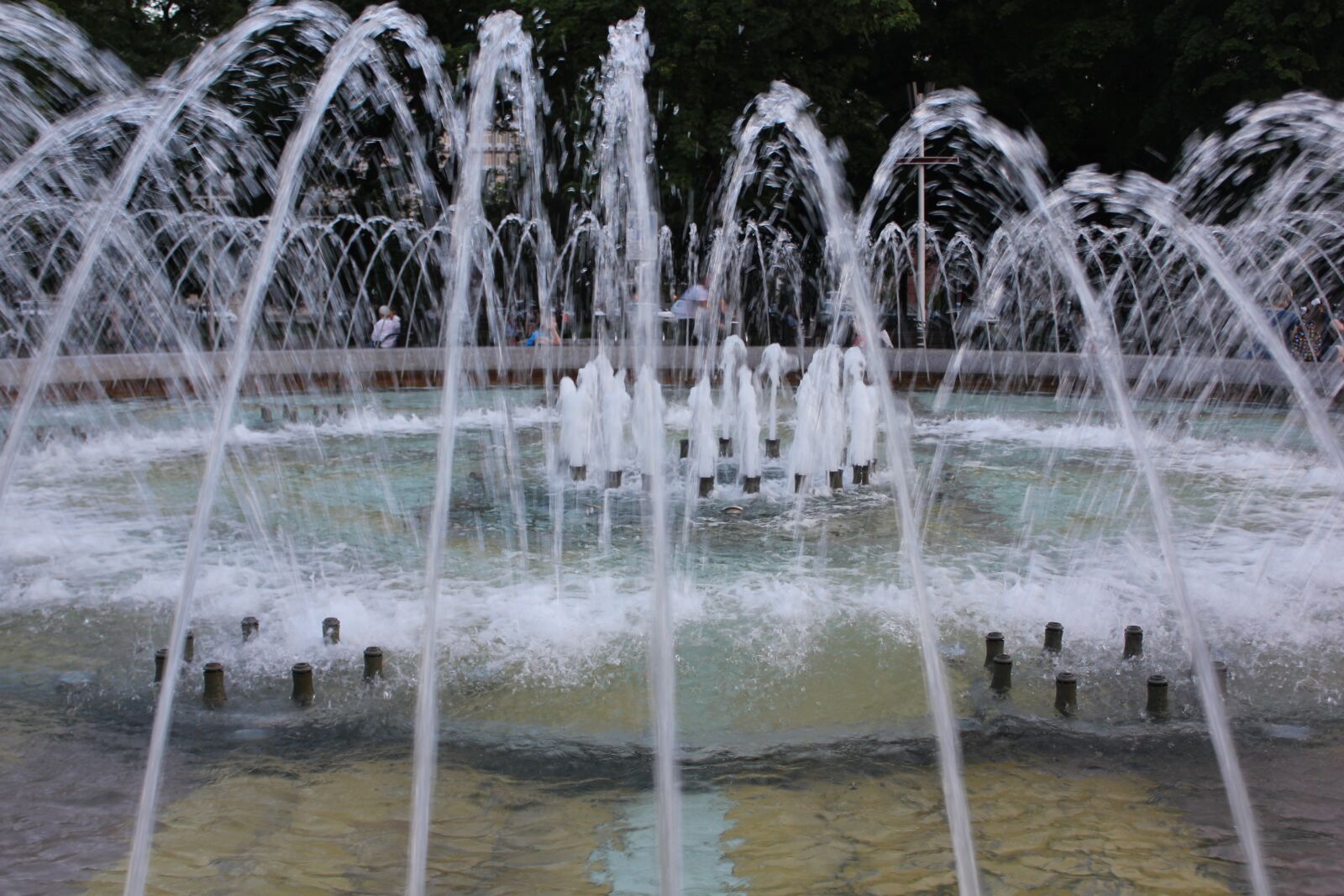 Canon EOS 550D (EOS Rebel T2i / EOS Kiss X4) sample photo. Fountain, city, park photography