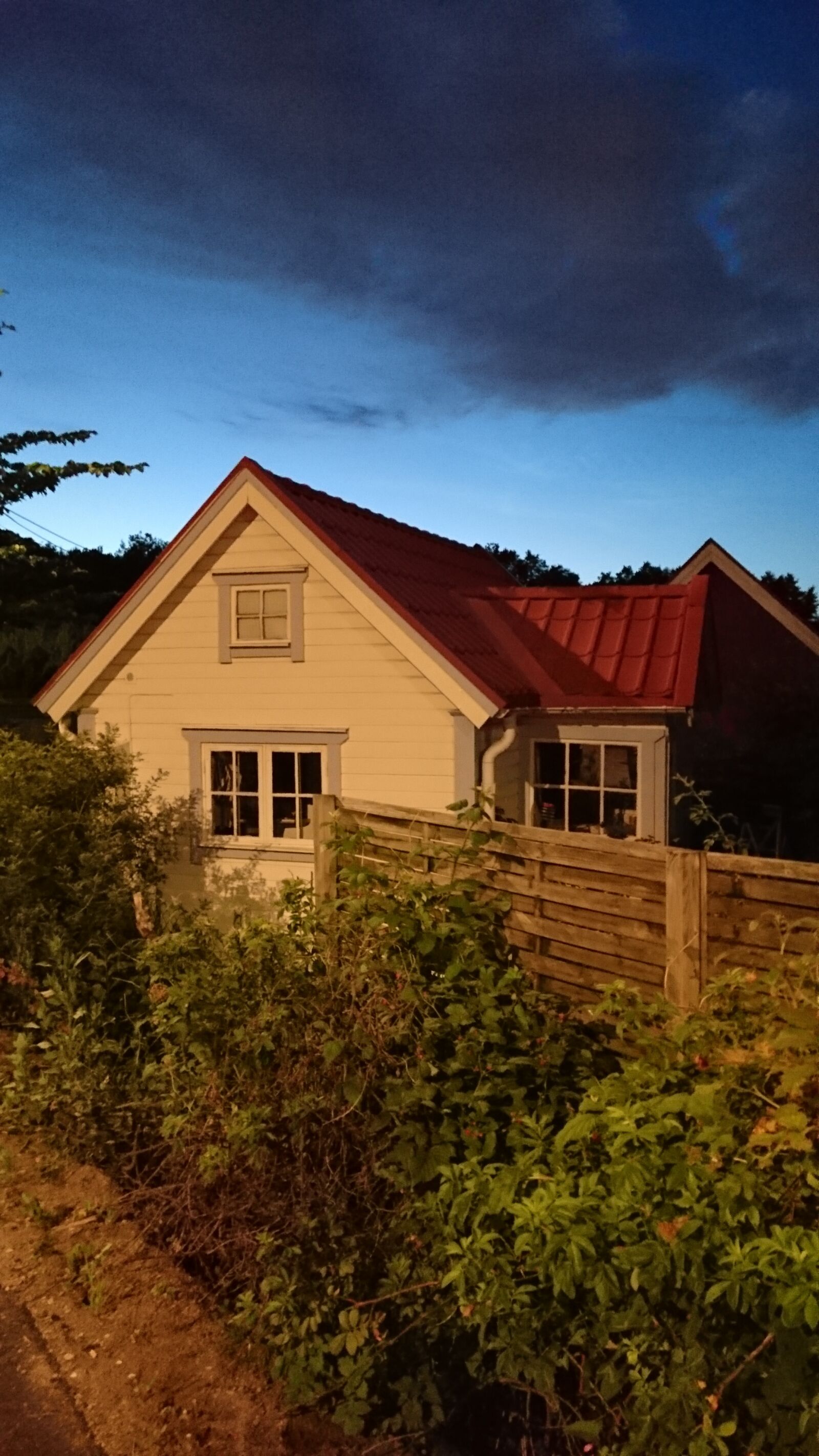 Sony Xperia Z3+ sample photo. Garden, night, small, house photography