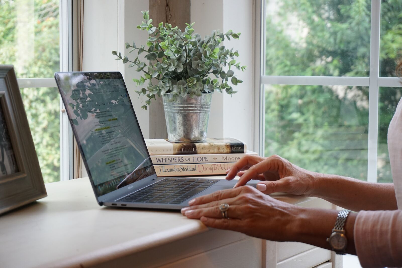Sony a6000 sample photo. Computer, desk, hands photography