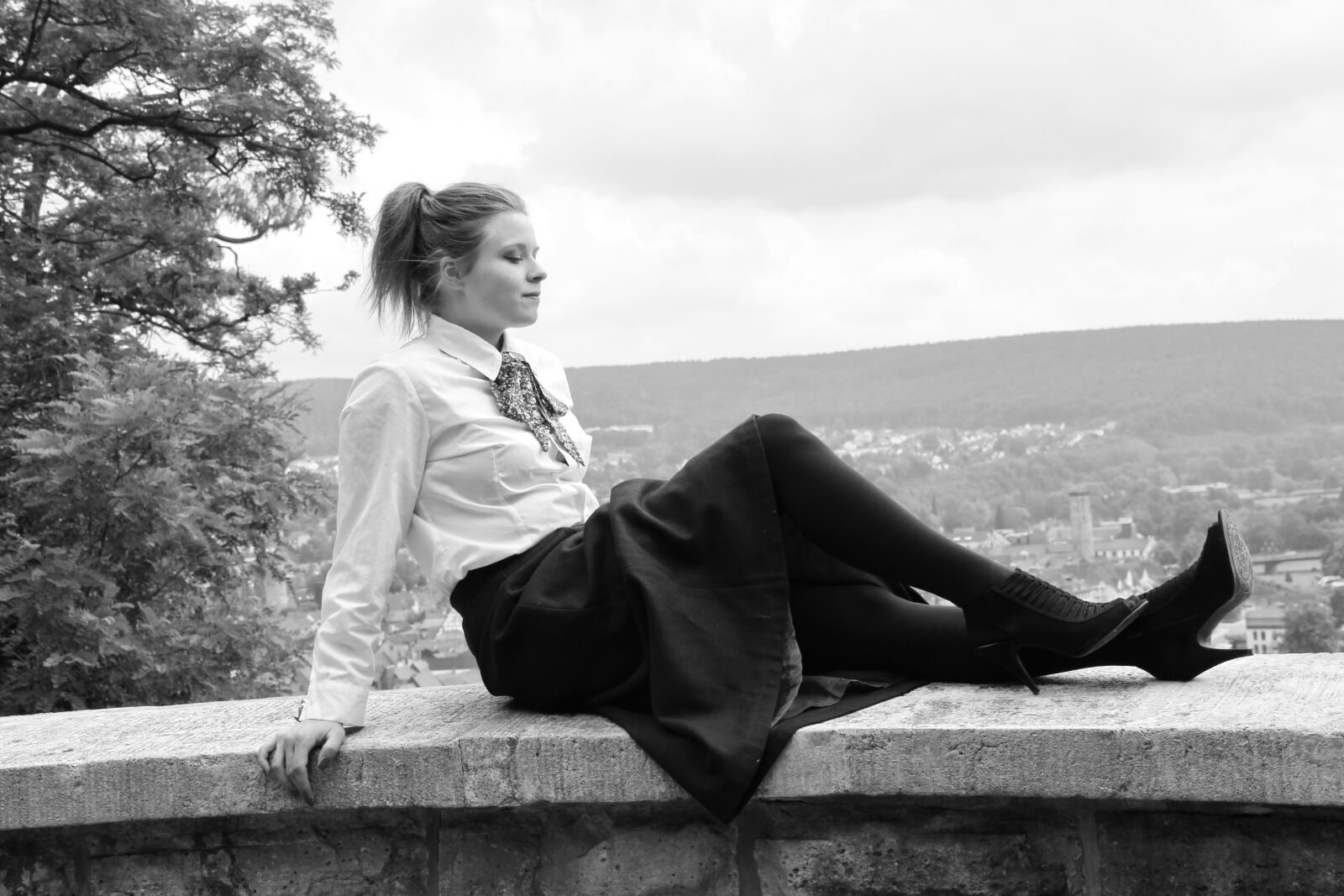 Canon EOS 550D (EOS Rebel T2i / EOS Kiss X4) sample photo. Black, white, woman photography