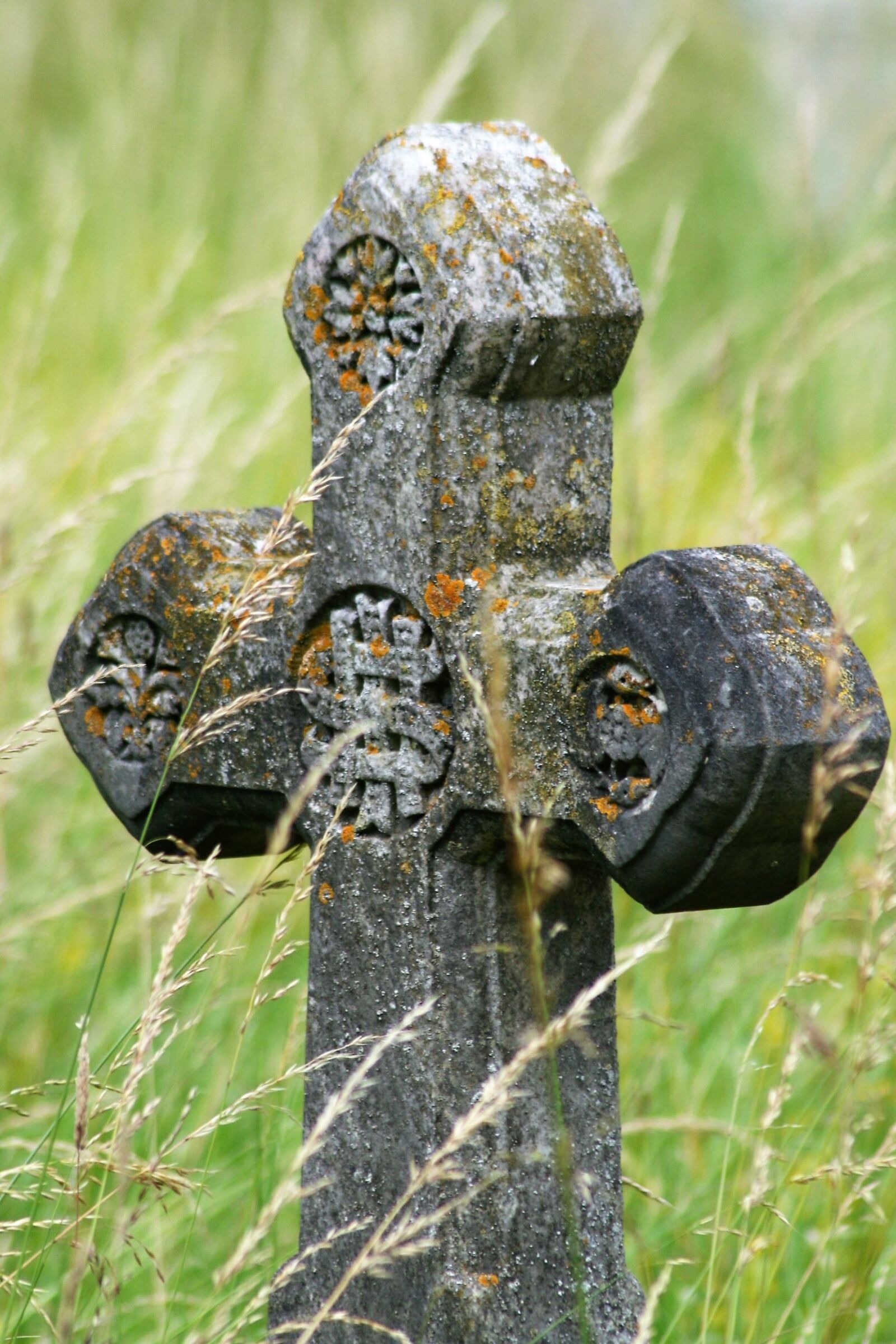 Canon EOS 350D (EOS Digital Rebel XT / EOS Kiss Digital N) sample photo. Cross, grave, faith photography