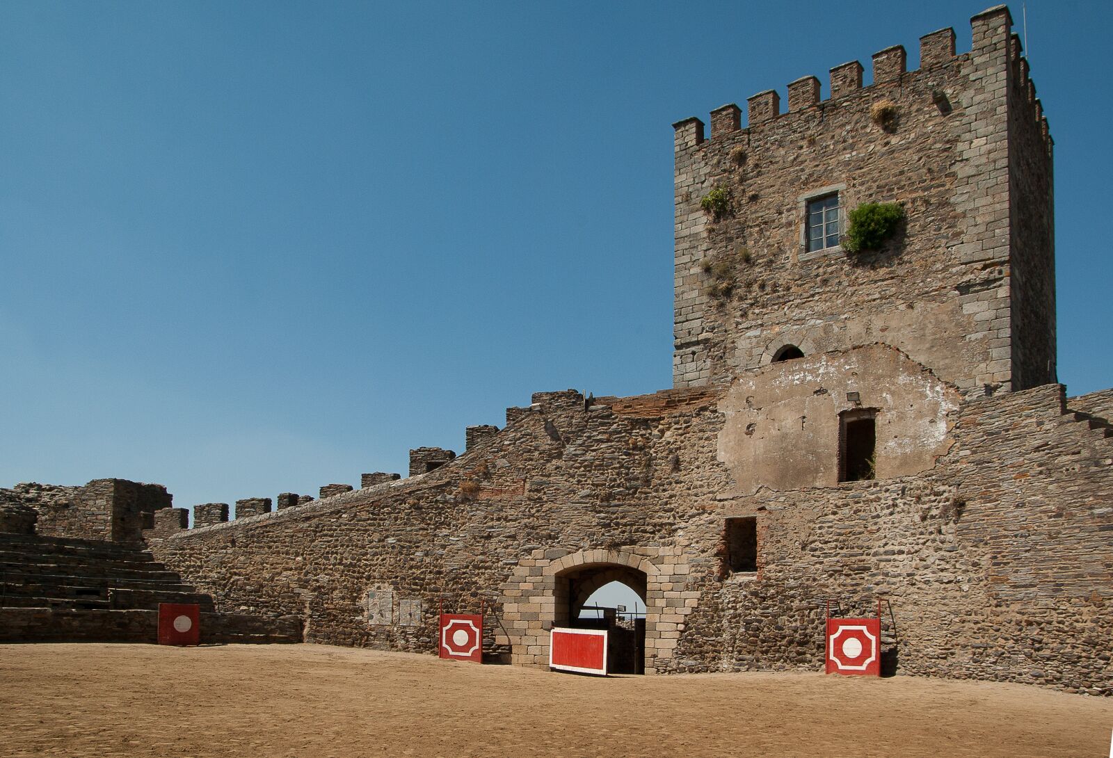 Pentax K10D sample photo. Portugal, medieval castle, arena photography