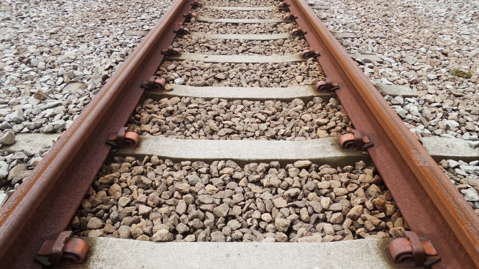 Samsung Galaxy K Zoom sample photo. Rail, train, stone photography