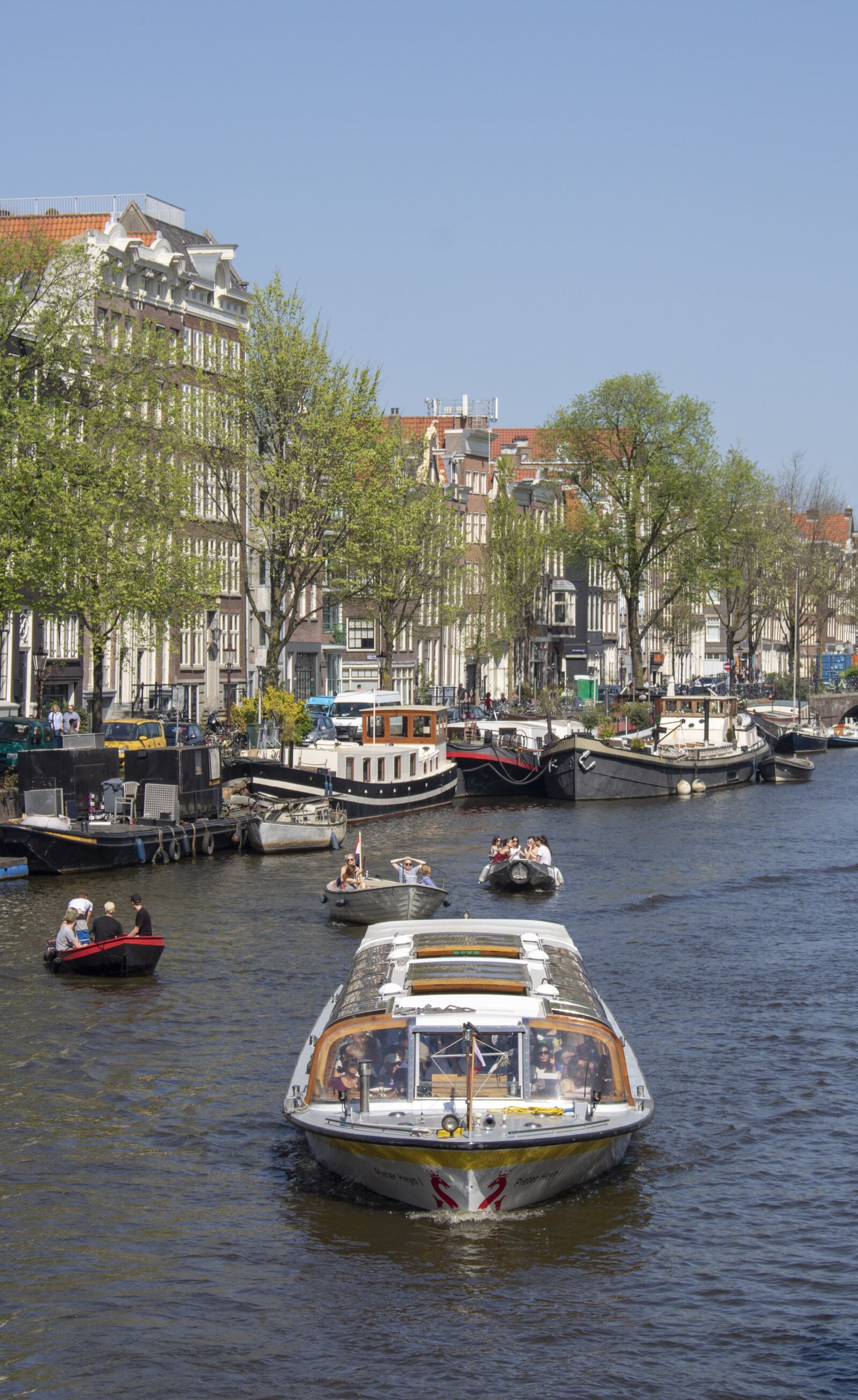 Canon EOS 750D (EOS Rebel T6i / EOS Kiss X8i) sample photo. Amsterdam, canal, excursion boat photography