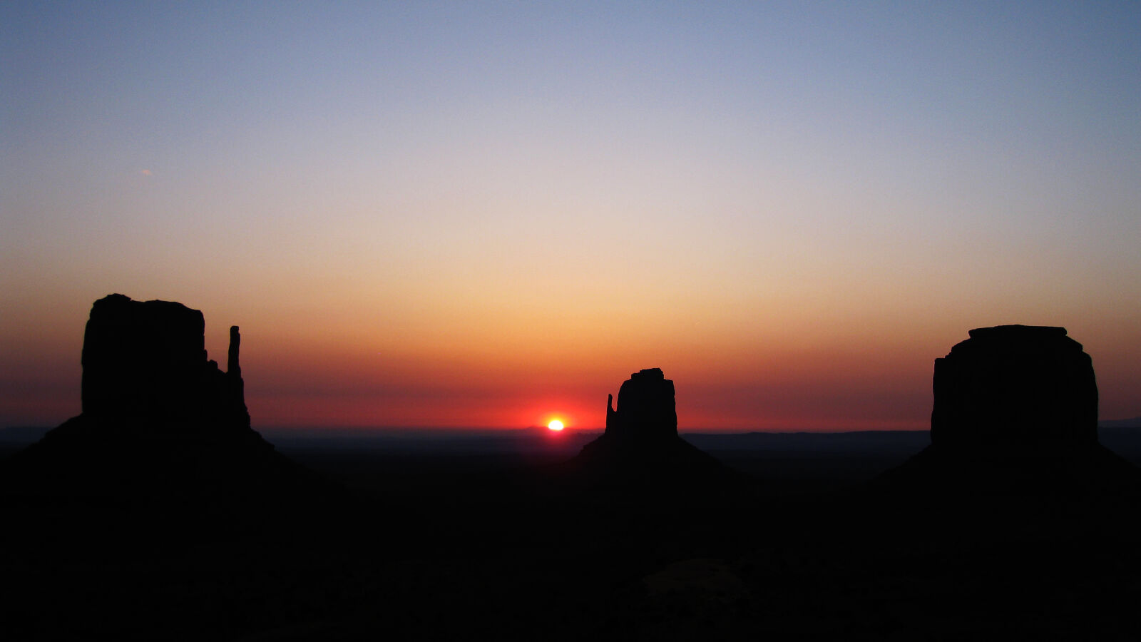 Canon PowerShot SD890 IS (Digital IXUS 970 IS / IXY Digital 820 IS) sample photo. Monument, valley, utah, sunrise photography