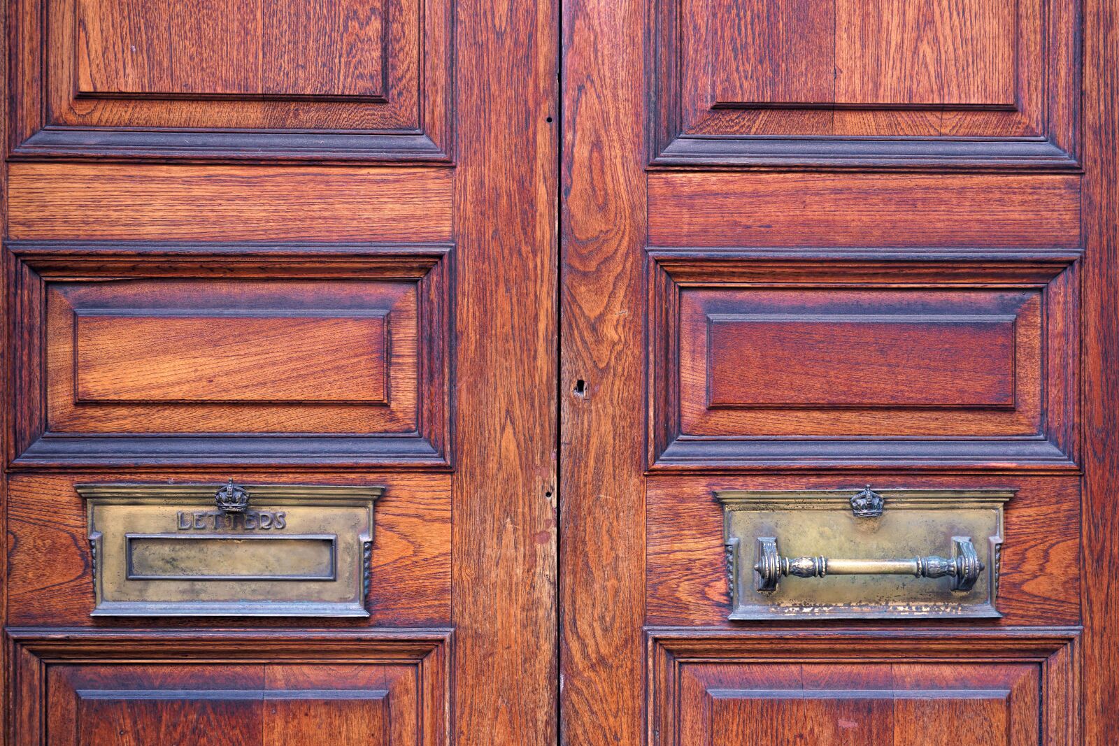 Sony a7 II + Sony FE 24-240mm F3.5-6.3 OSS sample photo. Door, mailbox, wood photography