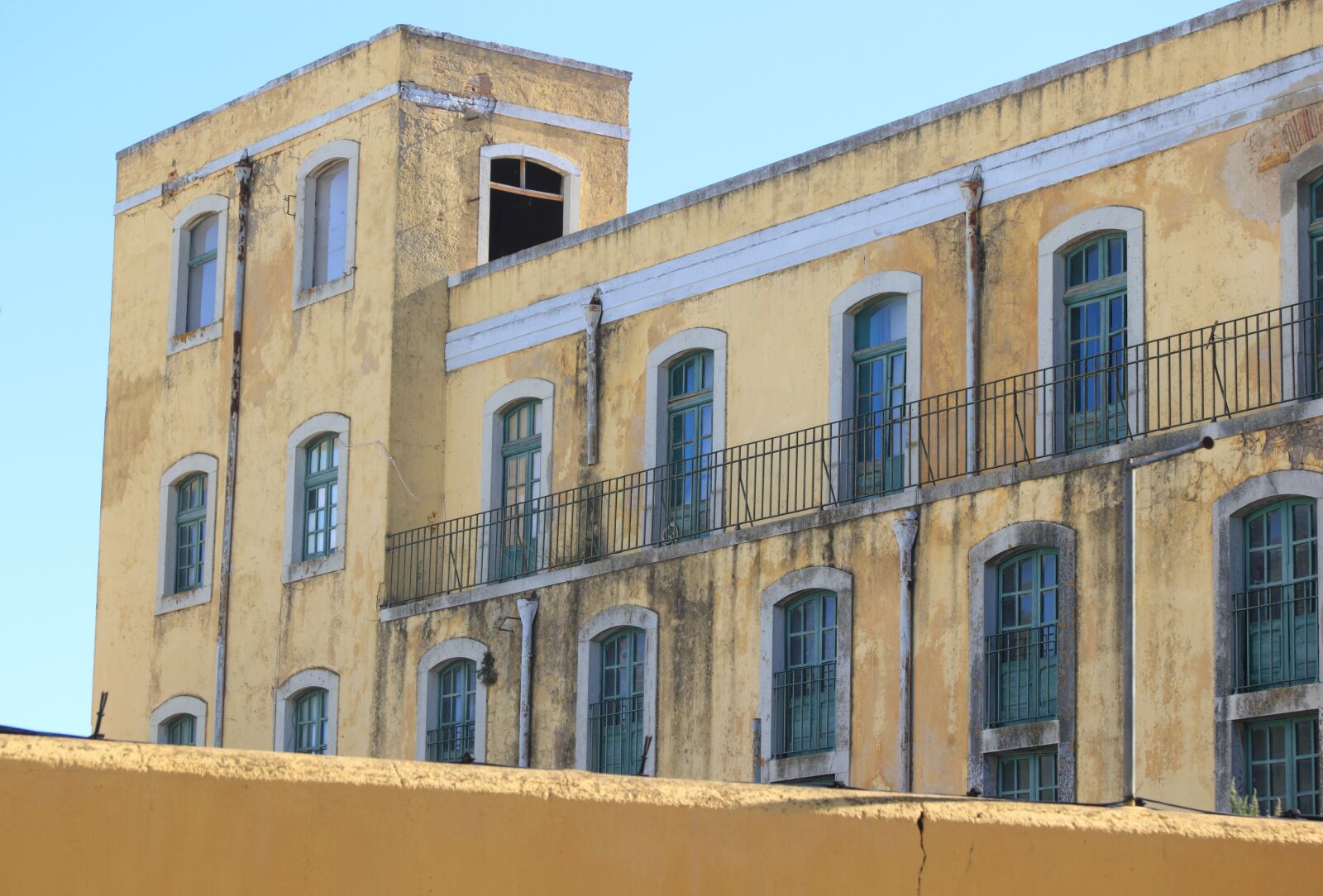 Canon EOS 550D (EOS Rebel T2i / EOS Kiss X4) sample photo. Portugal, faro, building photography