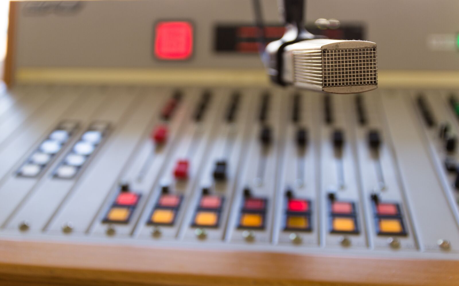Canon EOS 600D (Rebel EOS T3i / EOS Kiss X5) sample photo. Radio, microphone, mixer photography
