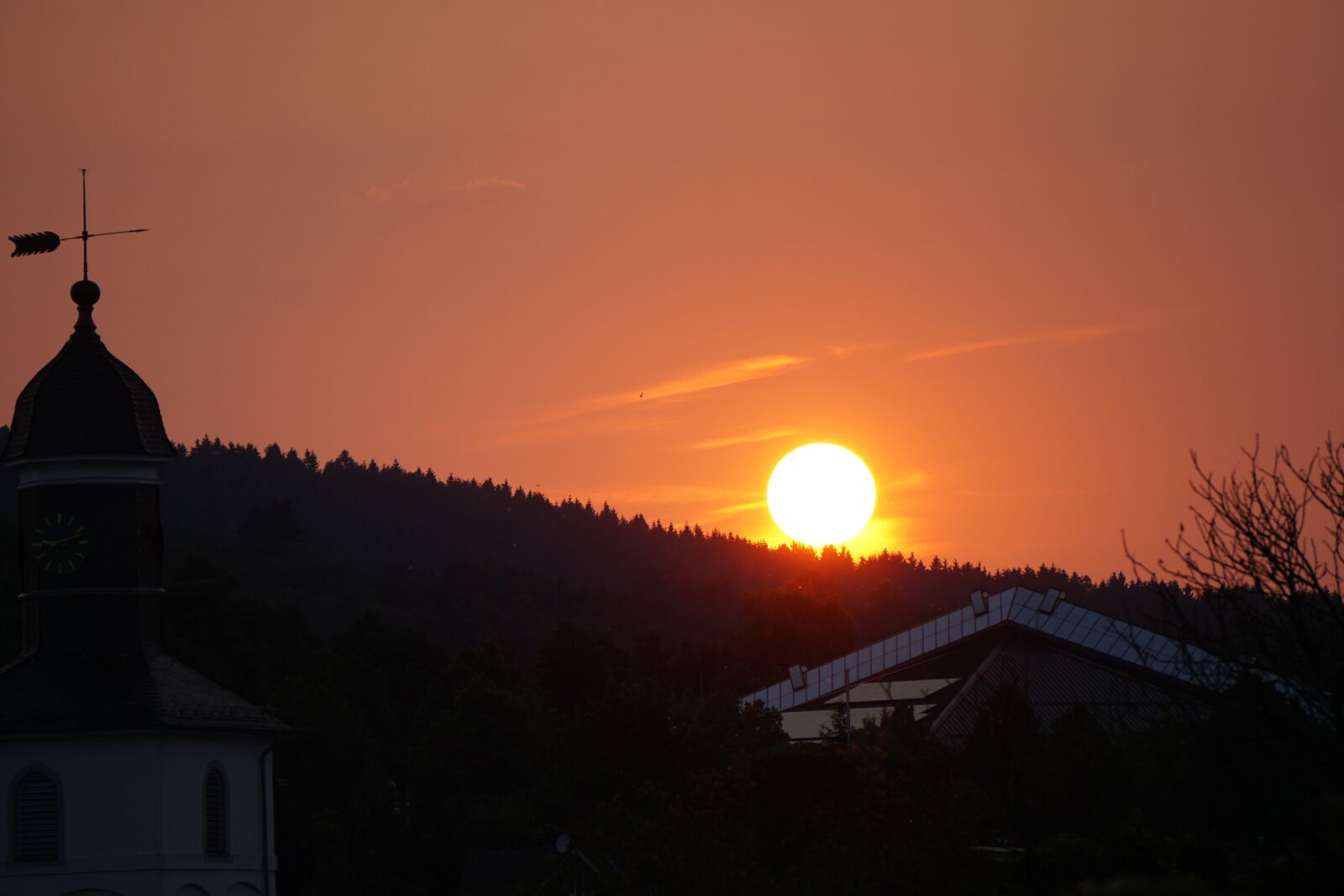 Sony E 55-210mm F4.5-6.3 OSS sample photo. Sunset, evening sun, afterglow photography