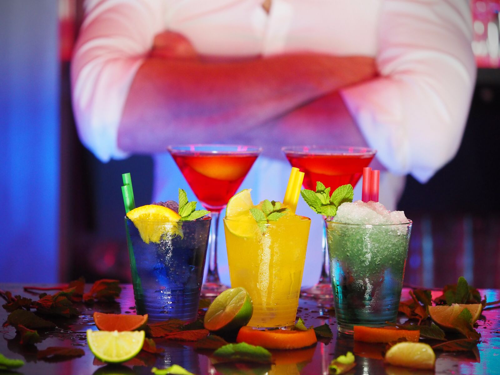 Olympus OM-D E-M5 II sample photo. Man, bartender, cocktails photography