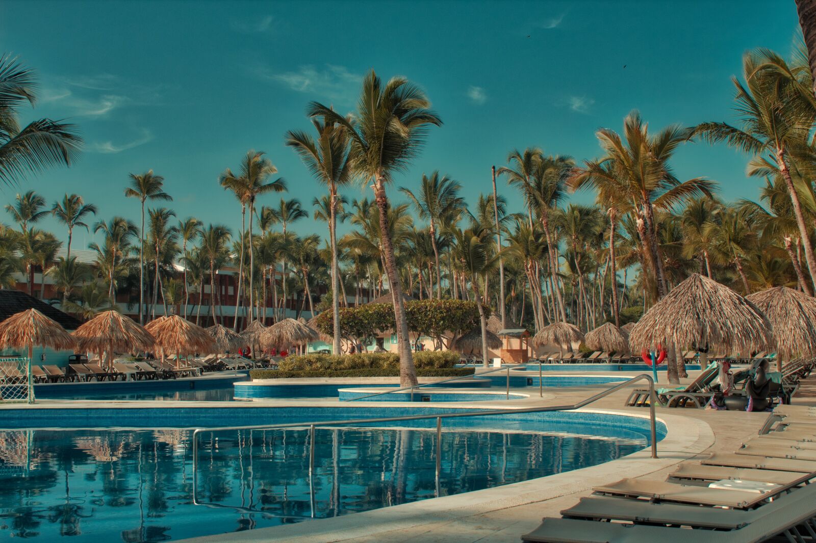Canon EOS 4000D (EOS Rebel T100 / EOS 3000D) sample photo. Hotel, pool, domrep photography