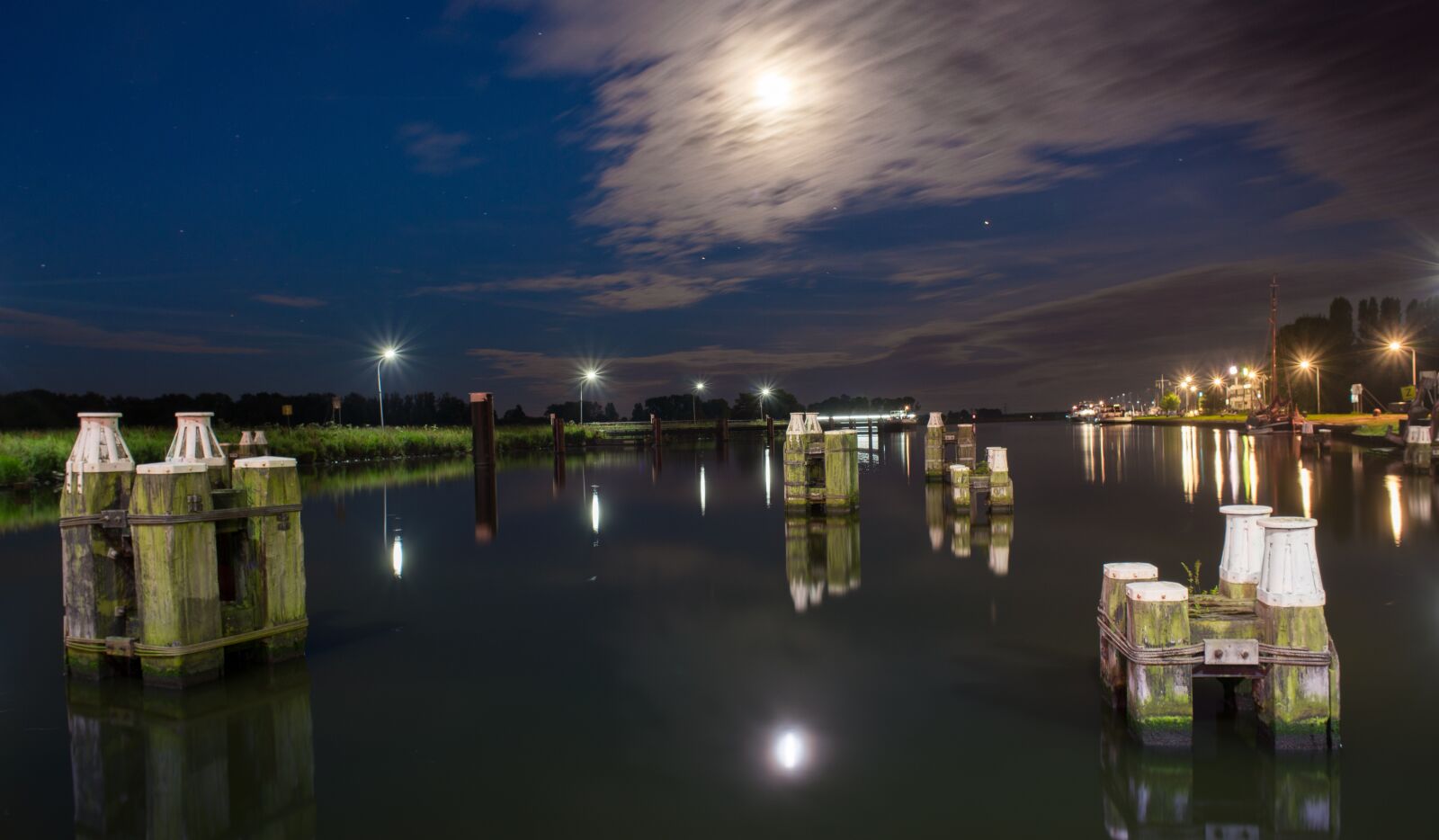 Nikon D610 sample photo. Canal, night, moon photography