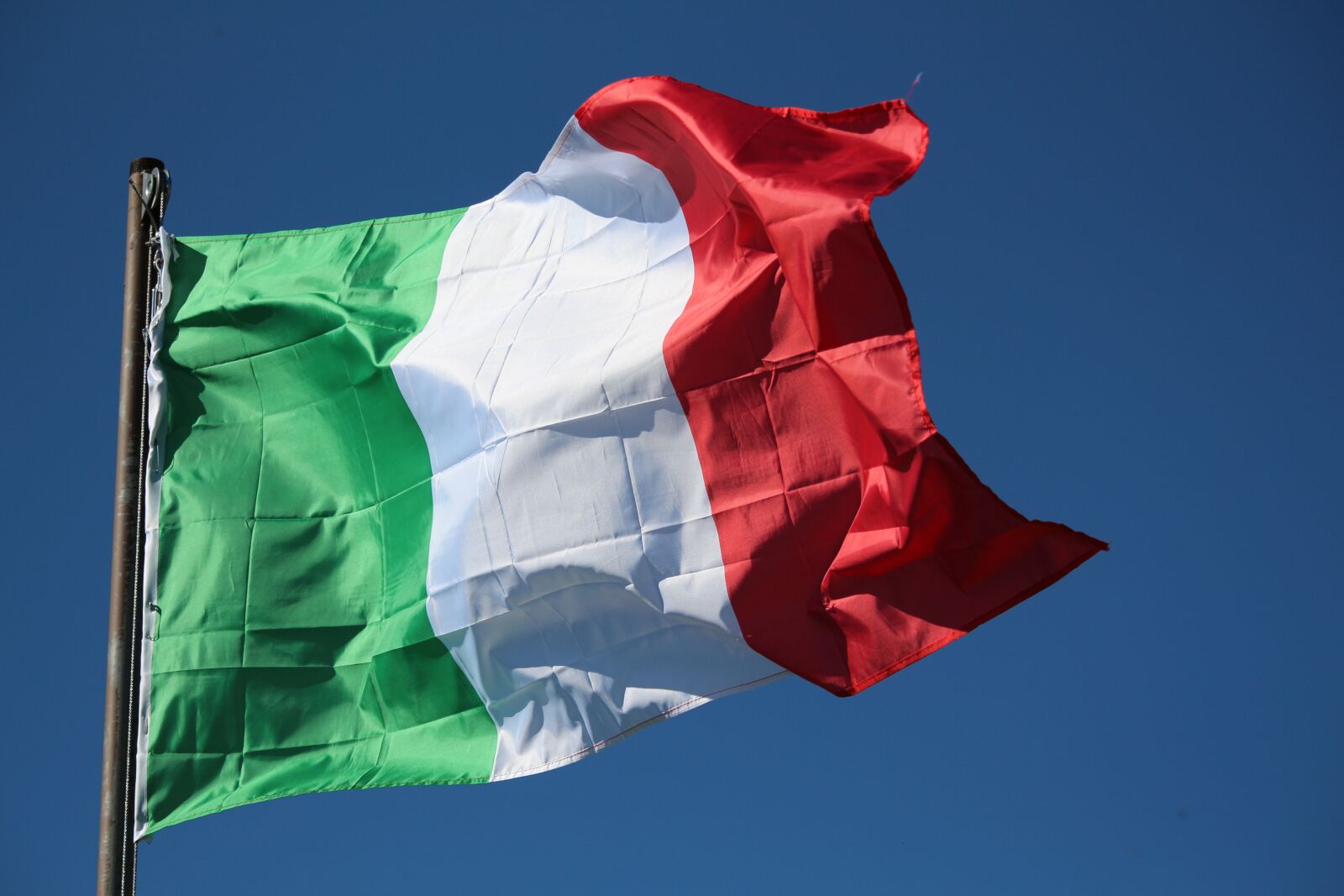 Canon EF-S 55-250mm F4-5.6 IS STM sample photo. Italy, flag, waves photography