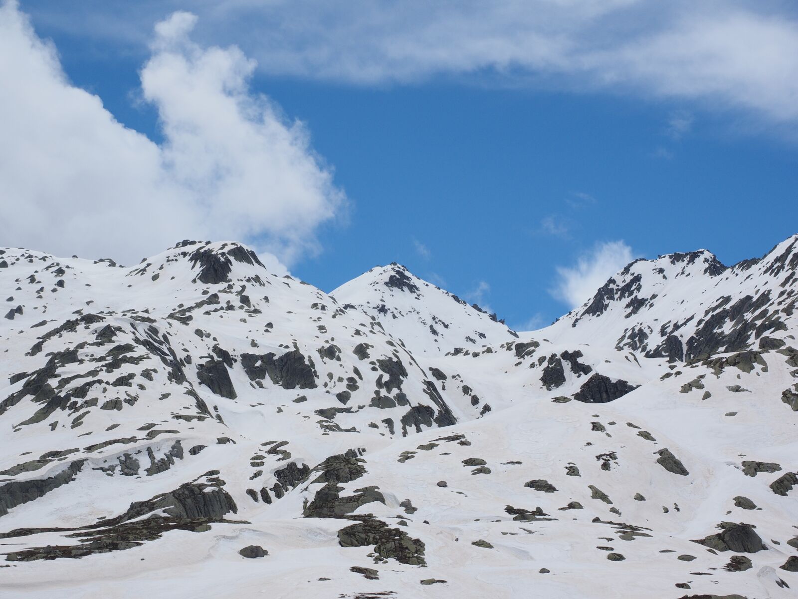 Olympus OM-D E-M1 + Olympus M.Zuiko Digital ED 12-40mm F2.8 Pro sample photo. Mountains, snow, snow fields photography