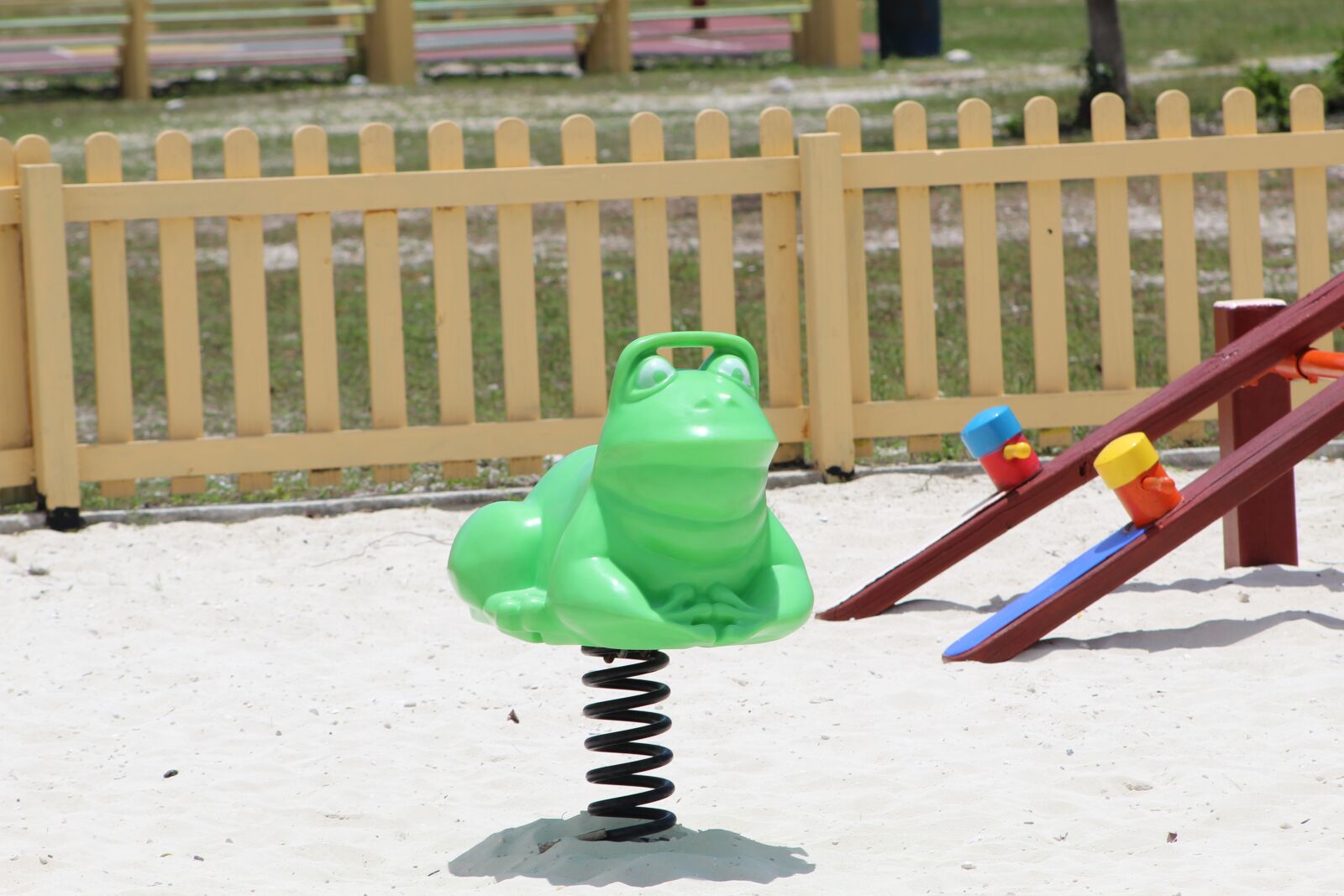 Canon EOS 1300D (EOS Rebel T6 / EOS Kiss X80) sample photo. Outdoors, fence, playground photography