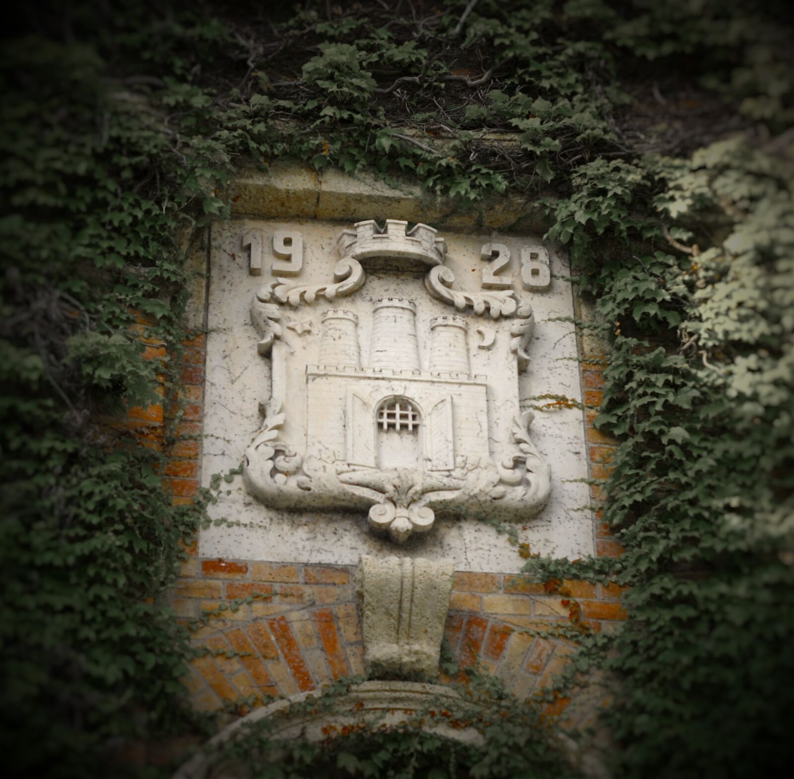 Canon EOS 40D sample photo. Blazon, wall, stone photography