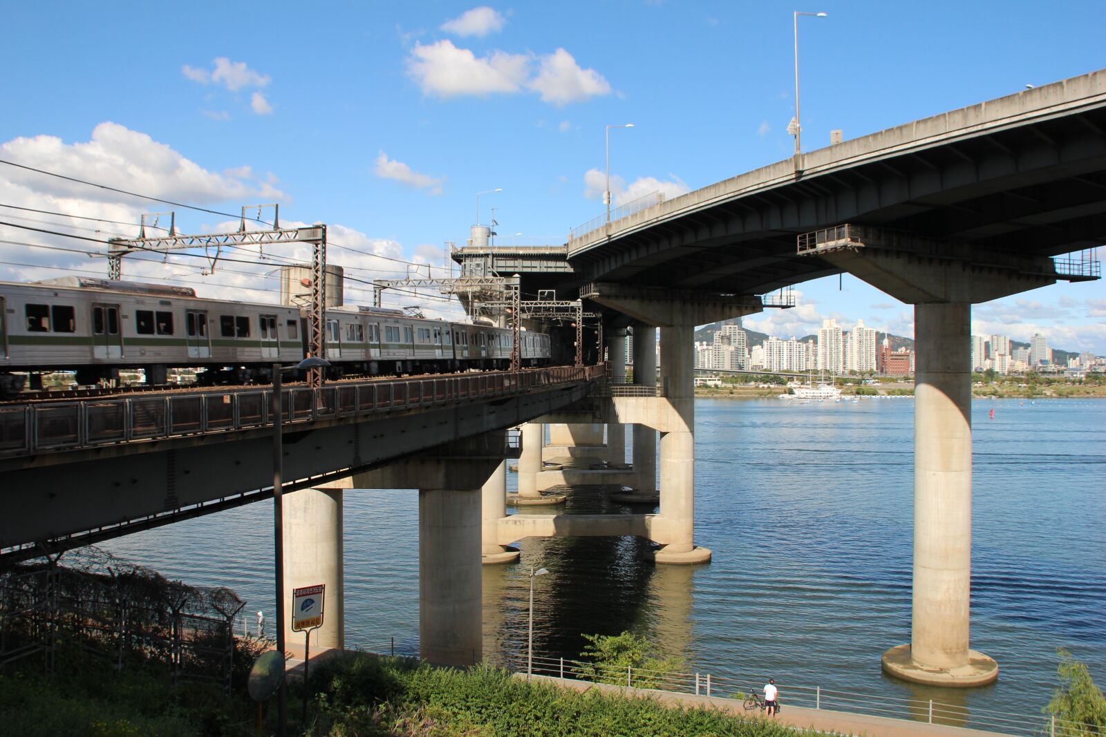 Canon EOS 600D (Rebel EOS T3i / EOS Kiss X5) sample photo. Bridge, structure, concrete photography