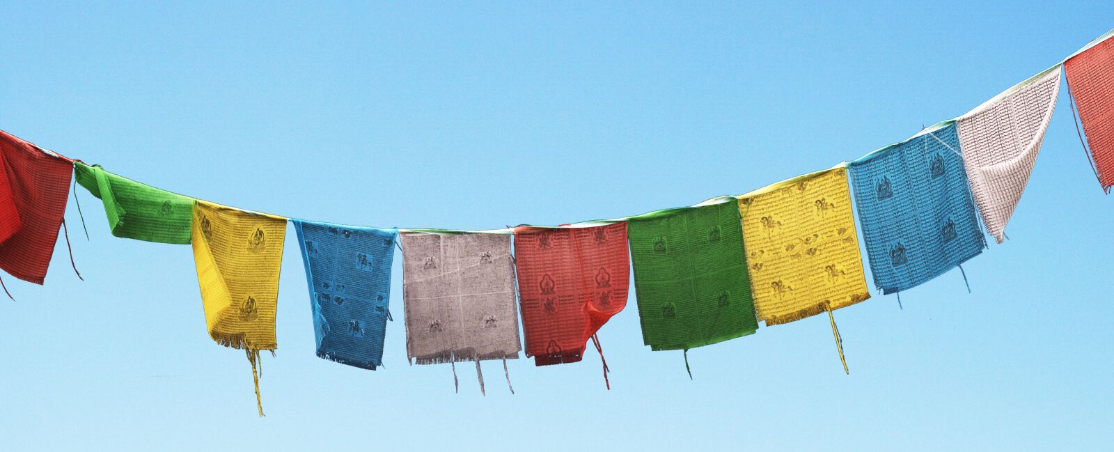 Panasonic Lumix DMC-FZ1000 sample photo. Flags, prayer flags, sky photography