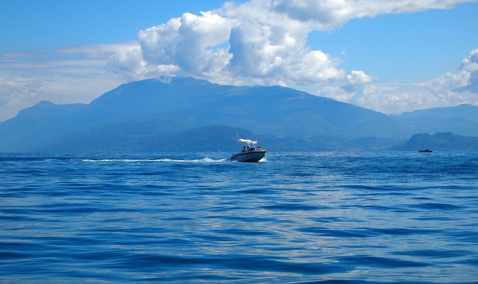 Olympus PEN E-PL1 sample photo. Speed boat, boat, water photography