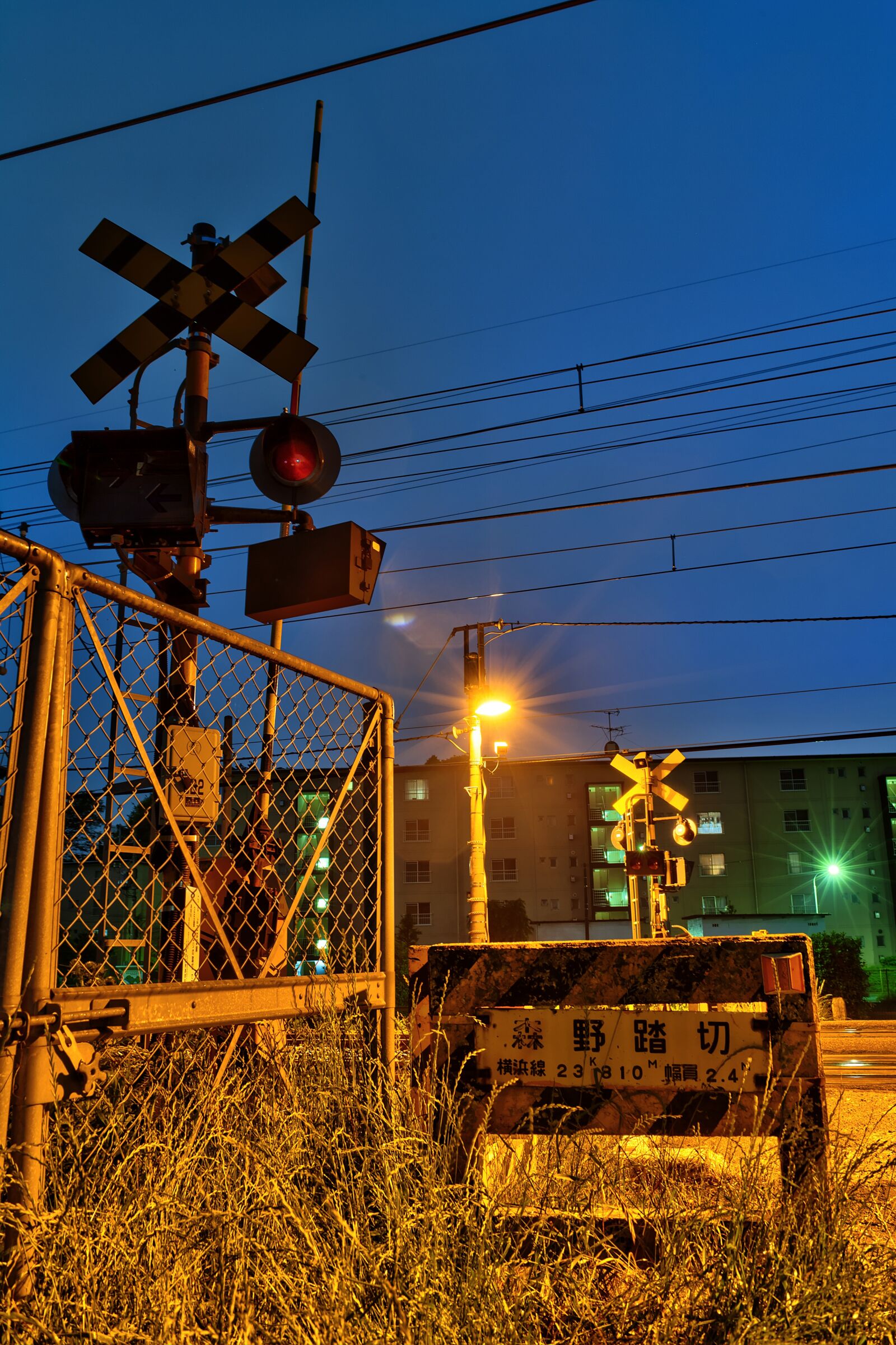 Canon EOS-1Ds Mark II sample photo. Japan, railroad crossing, electric photography