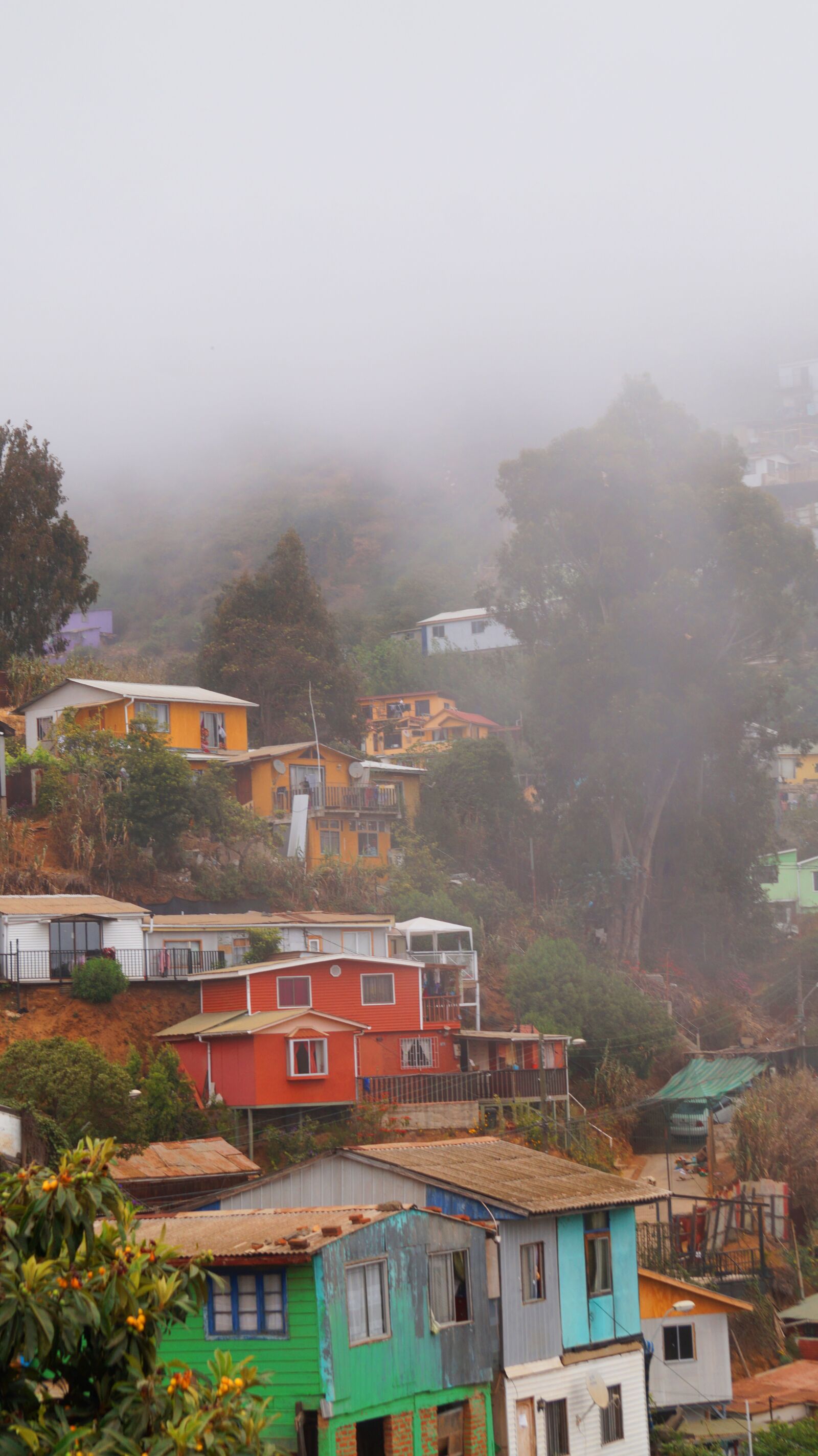 Sony Alpha a5000 (ILCE 5000) + Sony E 55-210mm F4.5-6.3 OSS sample photo. Valparaiso, houses, chile photography