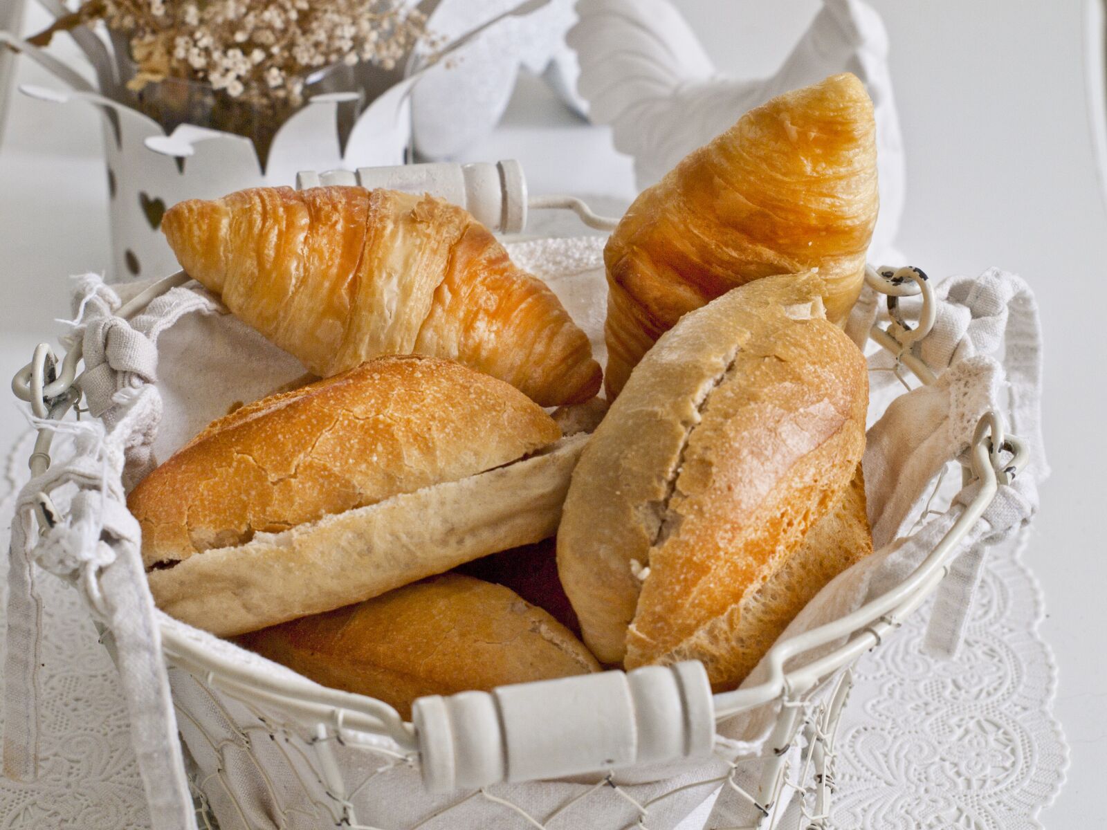 Olympus E-420 (EVOLT E-420) sample photo. Roll, croissant, breakfast photography